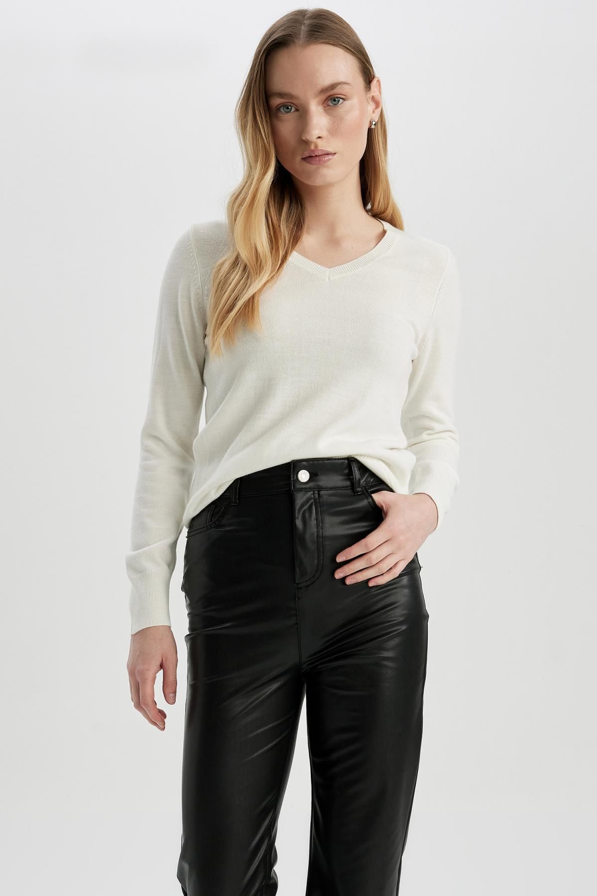 Regular Fit V Yaka Basic Düz Triko Kazak F7088az23wn Regular Fit V Yaka Basic Düz Triko Kazak F7088az23wn