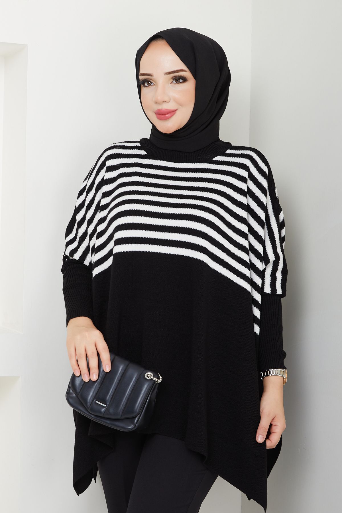 Kadın Siyah Ekru Çizgili Tesettür Triko Oversize Kazak Kadın Siyah Ekru Çizgili Tesettür Triko Oversize Kazak