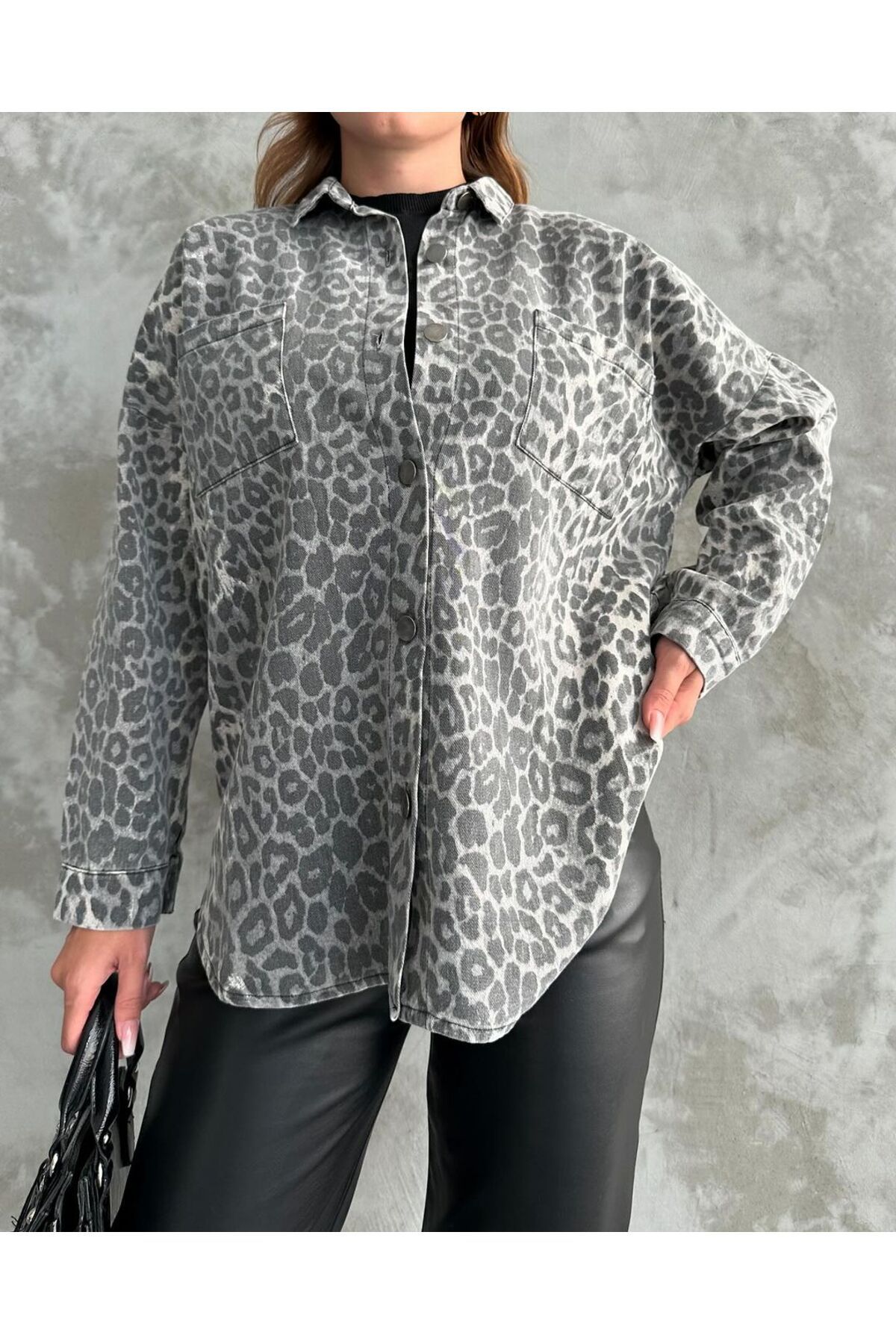 Kadın Oversize Uzun Kollu Çift Cepli Leopar Desenli Ceket Gömlek Kadın Oversize Uzun Kollu Çift Cepli Leopar Desenli Ceket Gömlek