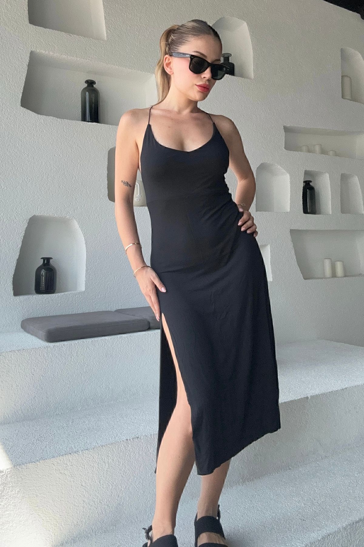 Kadın Siyah Sırt Dekolte Yırtmaçlı Elbise