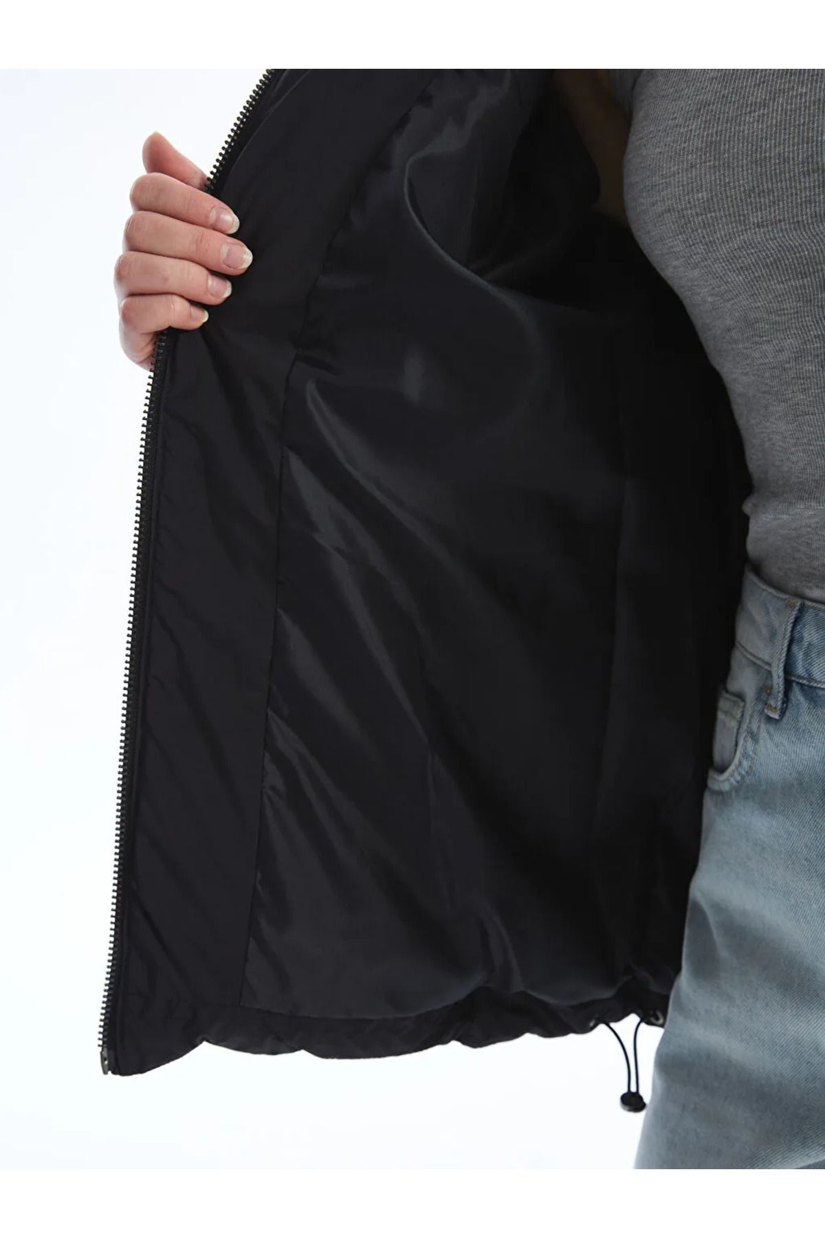 LCW Vision Yeni Siyah Kapüşonlu Düz Oversize Kadın Şişme Mont LCW Vision Yeni Siyah Kapüşonlu Düz Oversize Kadın Şişme Mont