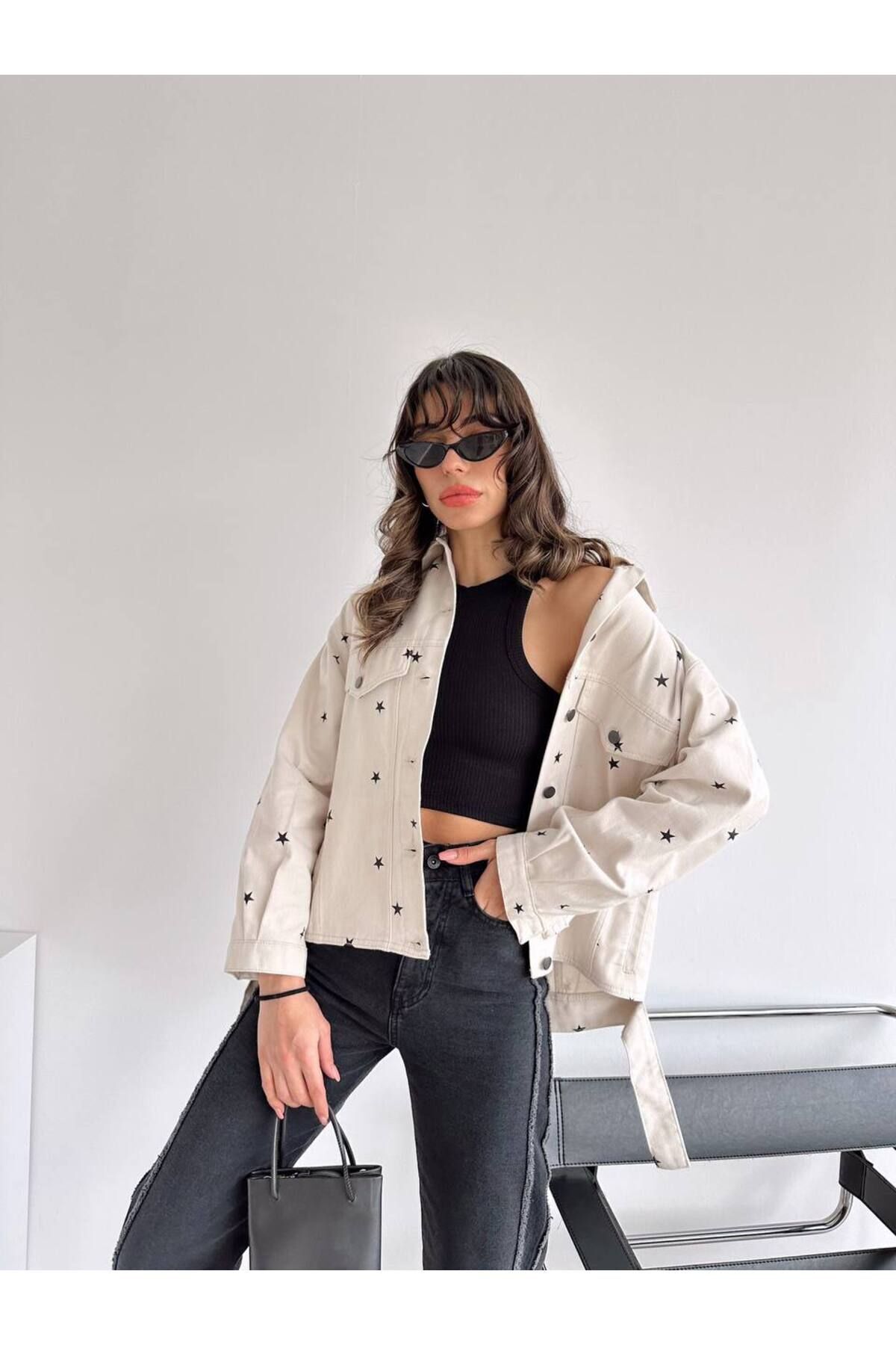 Sonya Yıldız Desenli Ekru Taş Rengi Oversize Denim Kot Ceket Sonya Yıldız Desenli Ekru Taş Rengi Oversize Denim Kot Ceket