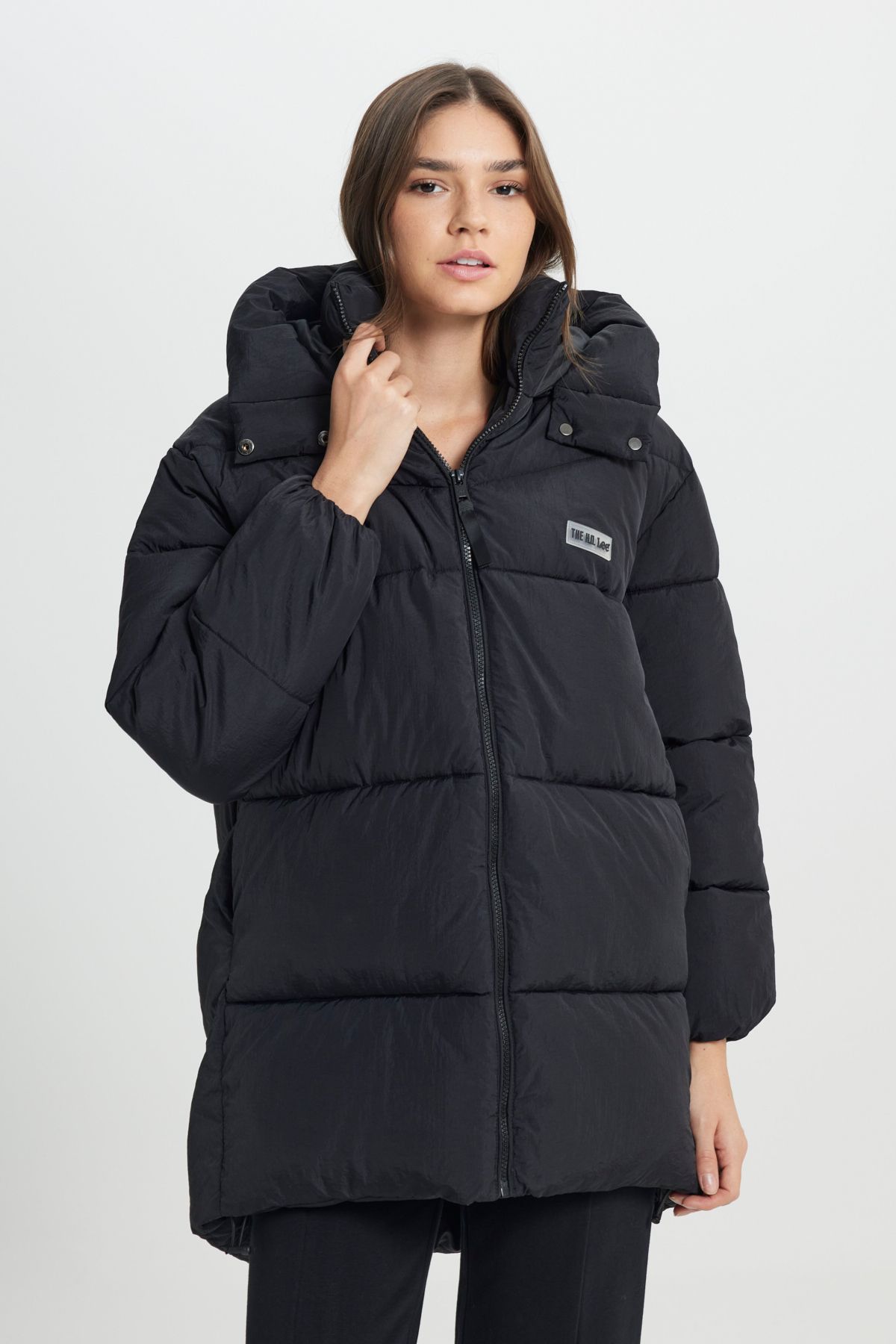 Loose Fit Rahat Kesim Kapüşonlu Fermuarlı Kadın Uzun Siyah Şişme Mont Loose Fit Rahat Kesim Kapüşonlu Fermuarlı Kadın Uzun Siyah Şişme Mont