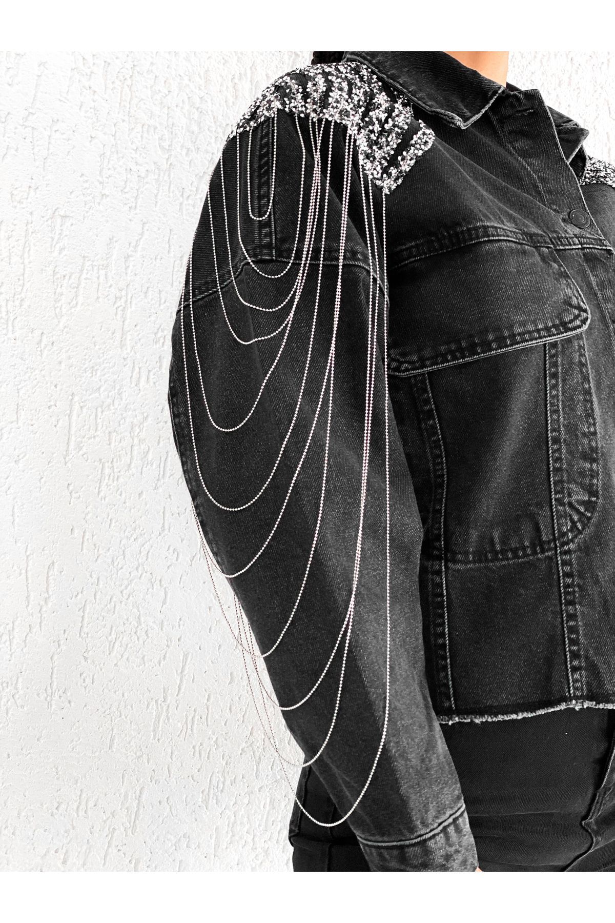 Omuz Apolet ve Zincir Detaylı Oversize Crop Denim Kot Ceket Omuz Apolet ve Zincir Detaylı Oversize Crop Denim Kot Ceket