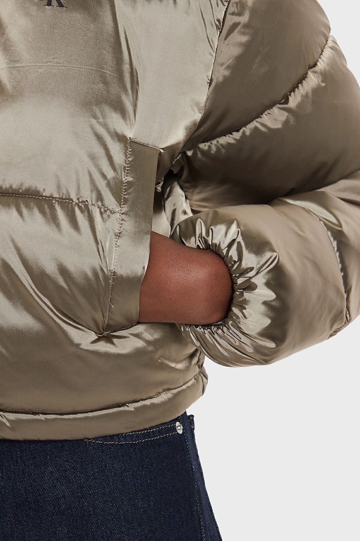 Logolu Parlak Saten Crop Şişme Mont J20J224124PAV  MONT J20J224124 PAV Logolu Parlak Saten Crop Şişme Mont J20J224124PAV  MONT J20J224124 PAV