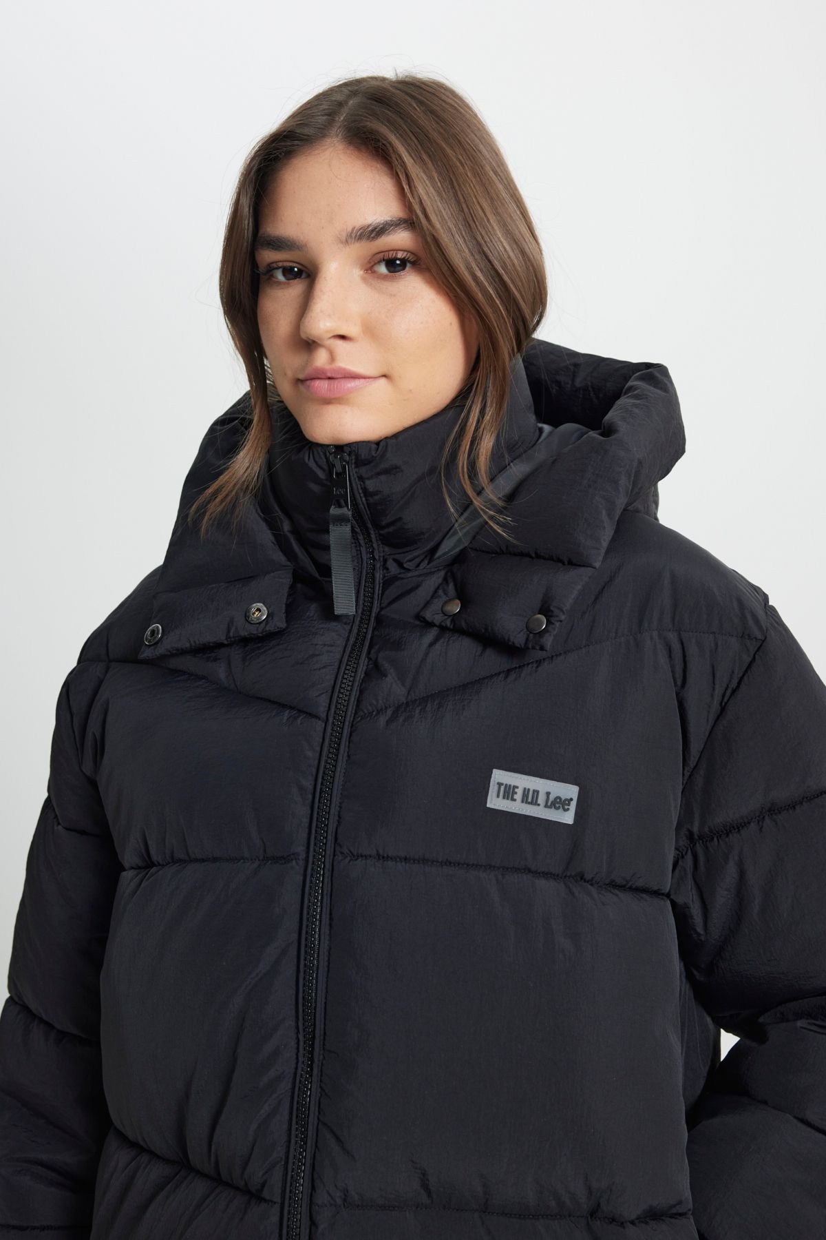 Loose Fit Rahat Kesim Kapüşonlu Fermuarlı Kadın Uzun Siyah Şişme Mont Loose Fit Rahat Kesim Kapüşonlu Fermuarlı Kadın Uzun Siyah Şişme Mont
