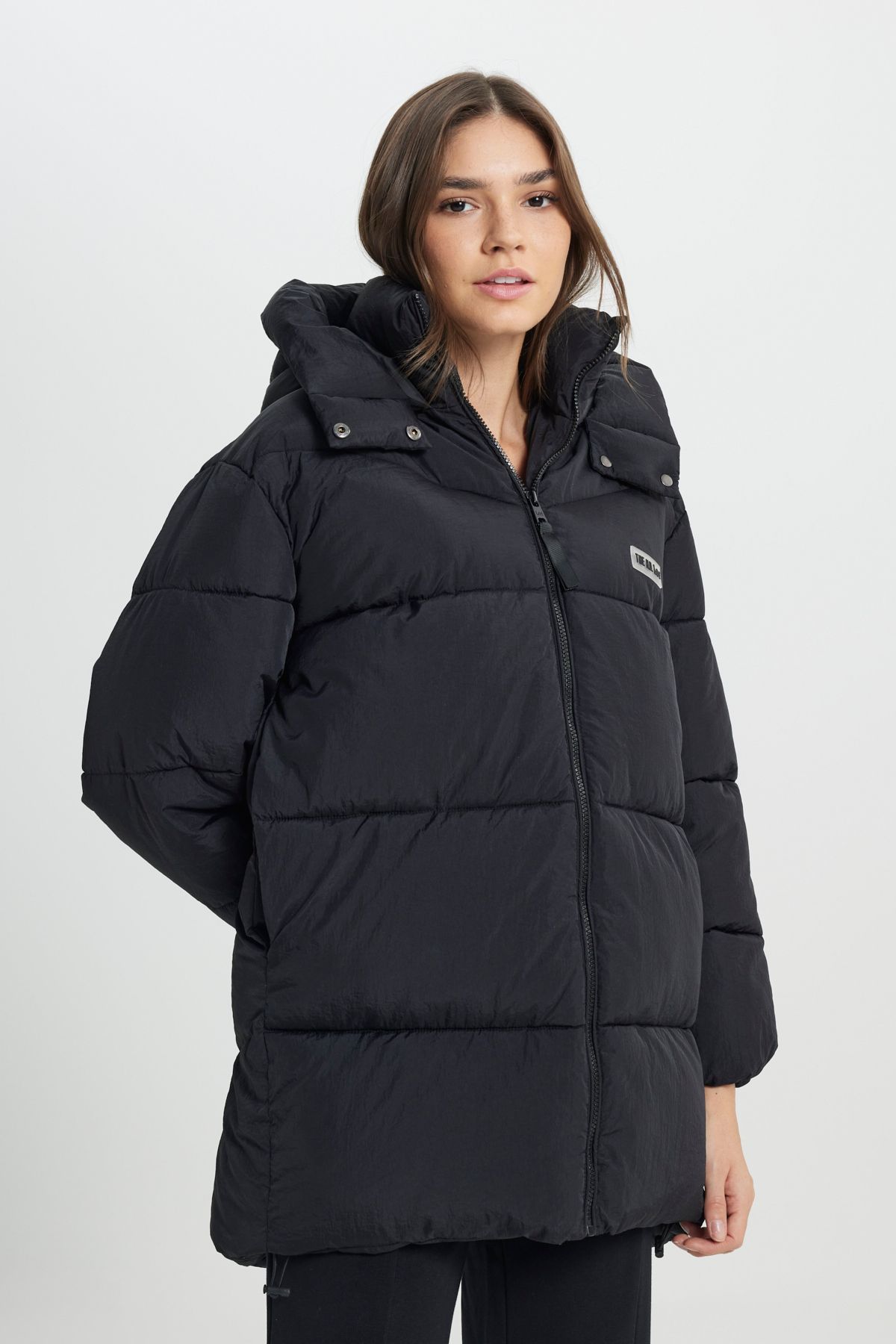 Loose Fit Rahat Kesim Kapüşonlu Fermuarlı Kadın Uzun Siyah Şişme Mont Loose Fit Rahat Kesim Kapüşonlu Fermuarlı Kadın Uzun Siyah Şişme Mont
