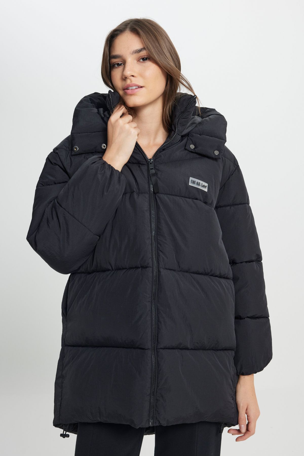 Loose Fit Rahat Kesim Kapüşonlu Fermuarlı Kadın Uzun Siyah Şişme Mont Loose Fit Rahat Kesim Kapüşonlu Fermuarlı Kadın Uzun Siyah Şişme Mont