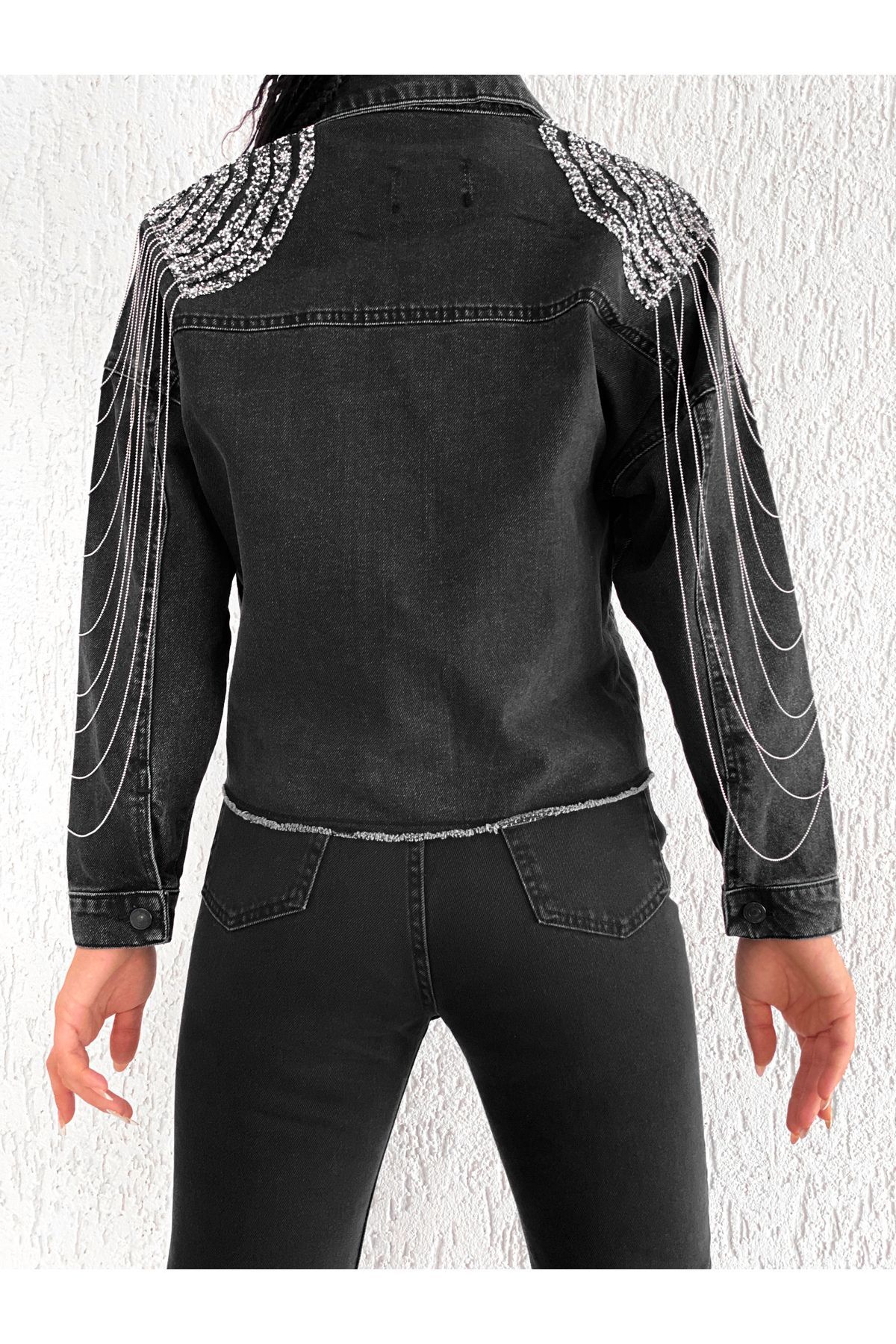 Omuz Apolet ve Zincir Detaylı Oversize Crop Denim Kot Ceket Omuz Apolet ve Zincir Detaylı Oversize Crop Denim Kot Ceket