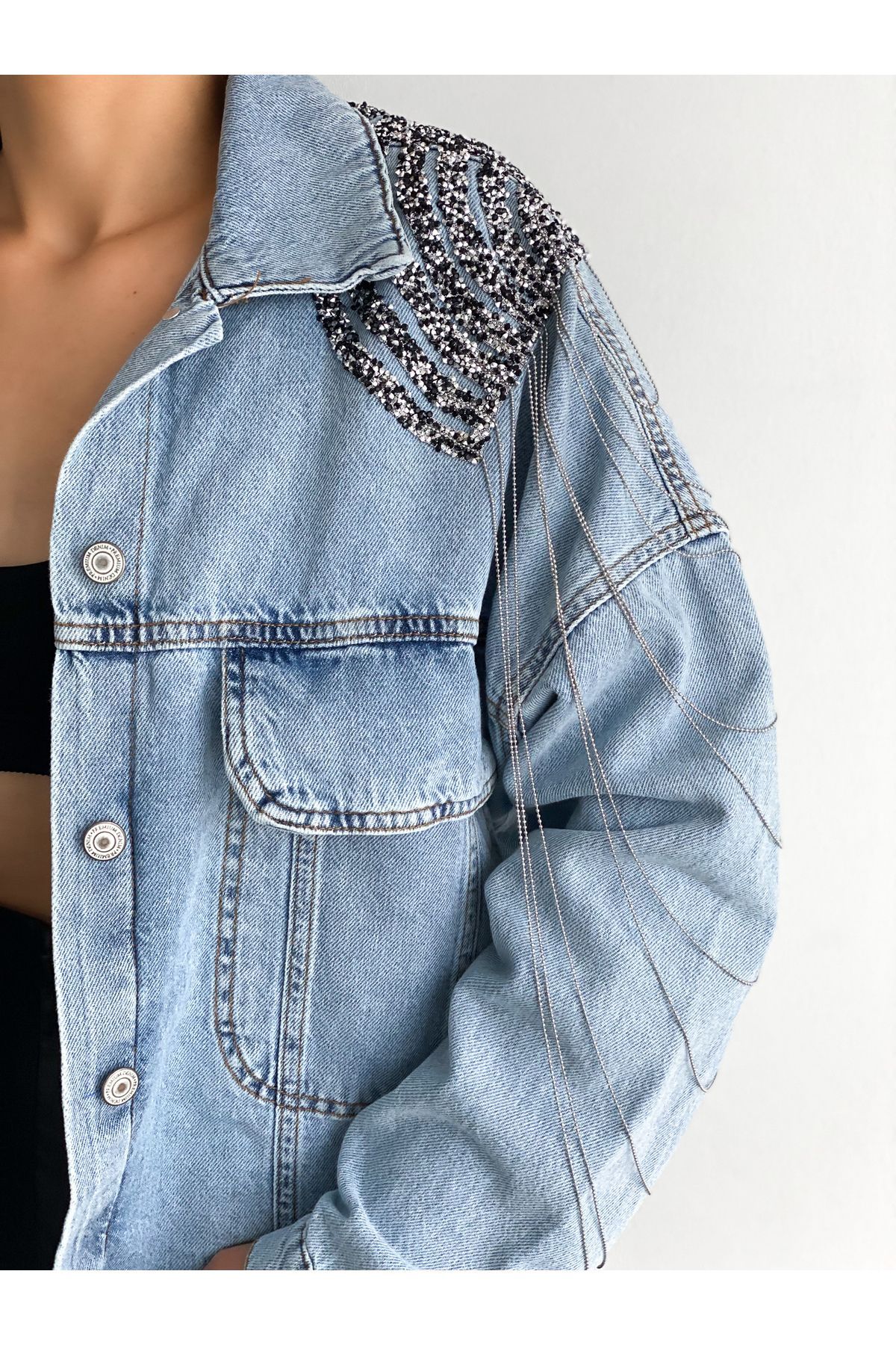 Omuz Apolet ve Zincir Detaylı Oversize Crop Denim Kot Ceket Omuz Apolet ve Zincir Detaylı Oversize Crop Denim Kot Ceket