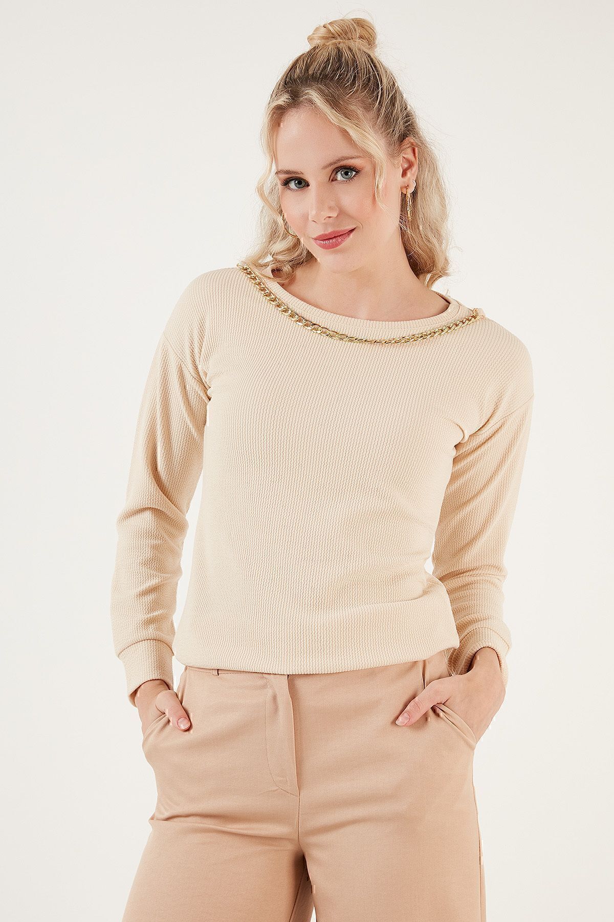 Zincir Detaylı Regular Fit Bisiklet Yaka Esnek Bluz BLUZ 5865347 Zincir Detaylı Regular Fit Bisiklet Yaka Esnek Bluz BLUZ 5865347