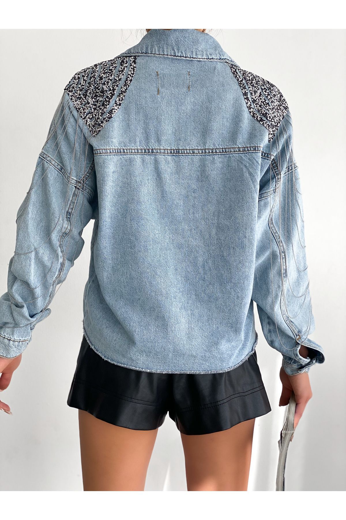 Omuz Apolet ve Zincir Detaylı Oversize Crop Denim Kot Ceket Omuz Apolet ve Zincir Detaylı Oversize Crop Denim Kot Ceket