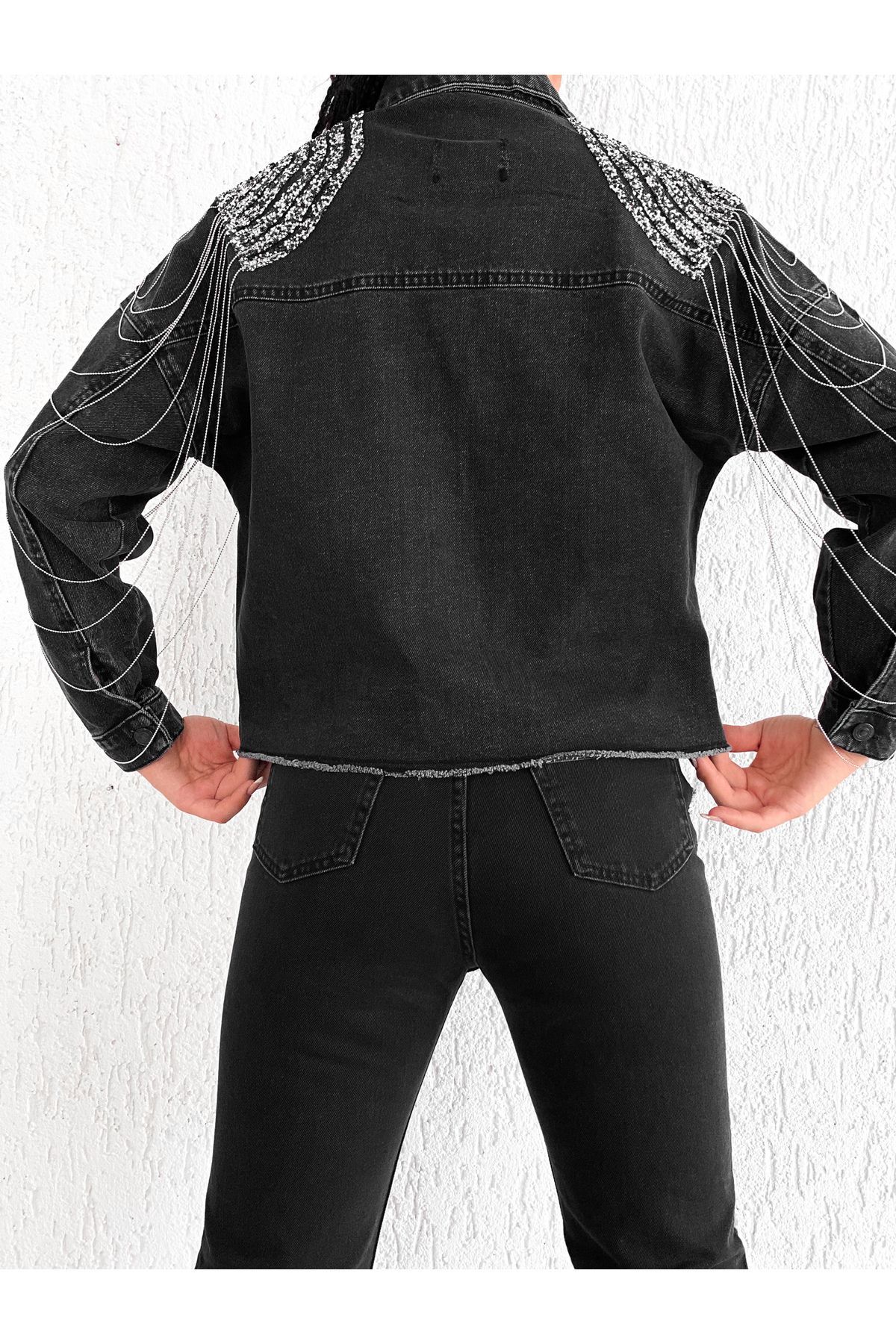 Omuz Apolet ve Zincir Detaylı Oversize Crop Denim Kot Ceket Omuz Apolet ve Zincir Detaylı Oversize Crop Denim Kot Ceket