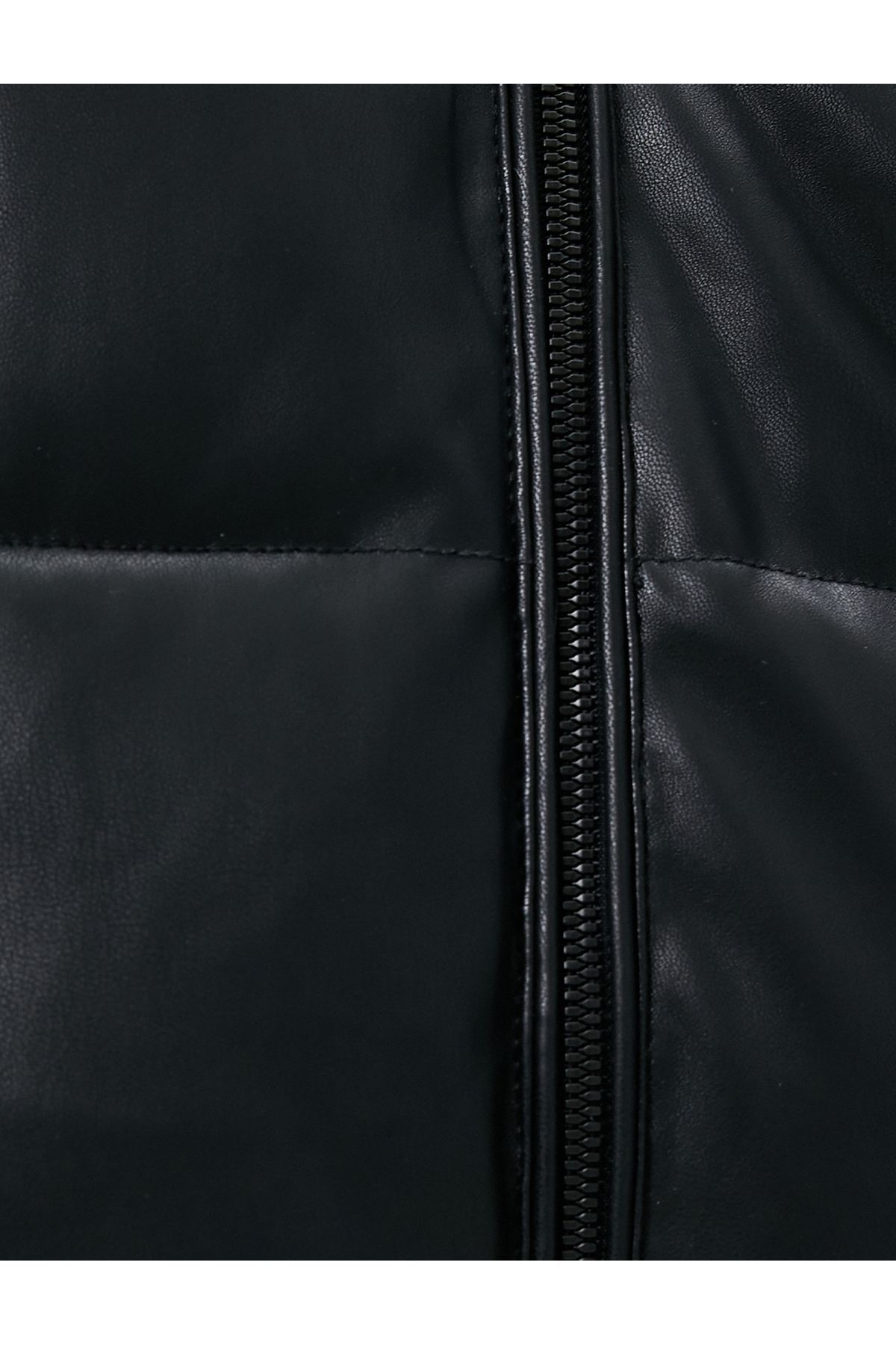 Şişme Mont Deri Görünümlü Kapüşonlu Şişme Mont Deri Görünümlü Kapüşonlu