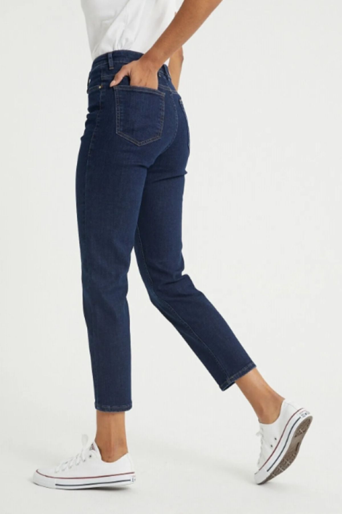 Koyu Mavi Mom Jeans Yumuşak Likralı Yüksek Bel Kot Pantolon Ekstra Rahat Kumaş Koyu Mavi Mom Jeans Yumuşak Likralı Yüksek Bel Kot Pantolon Ekstra Rahat Kumaş