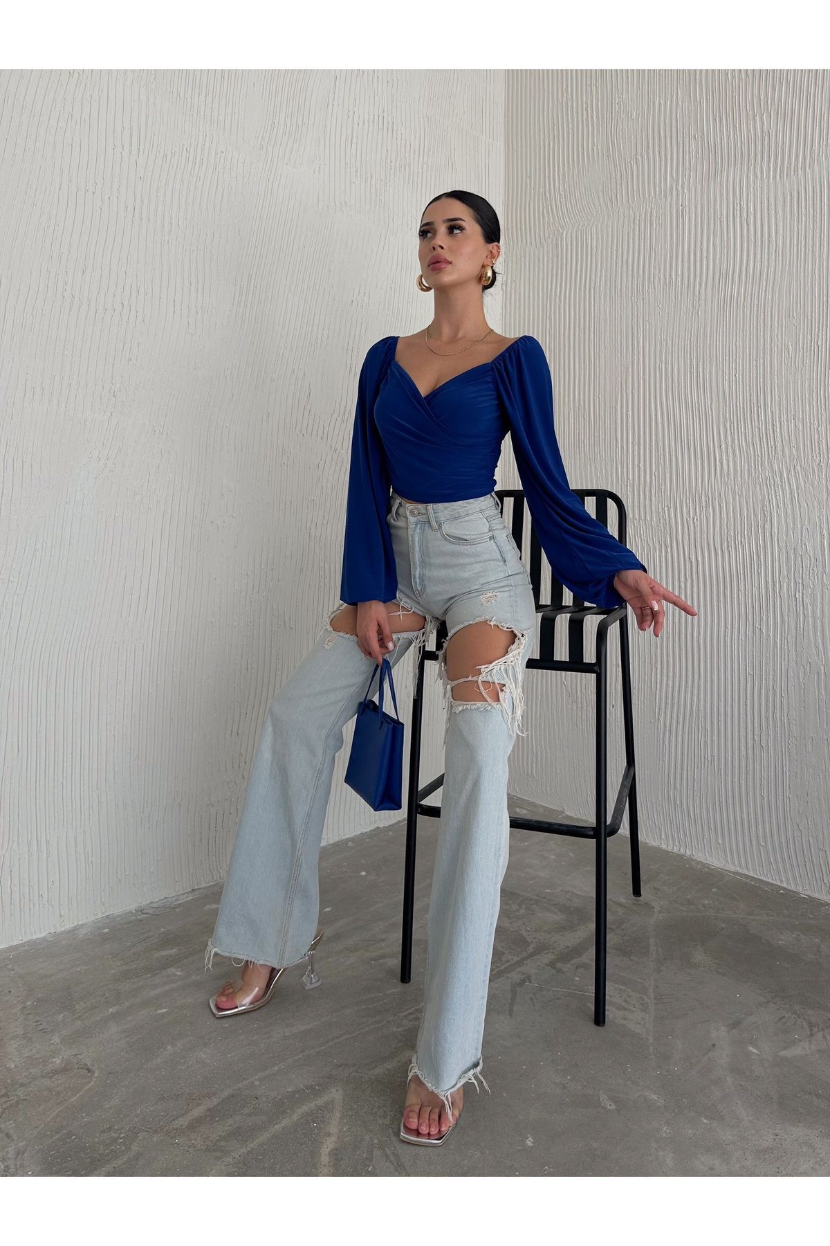 Kadın Saks Uzun Balon Kol Ön Çapraz Büzgülü Sandy Kumaş Crop Bluz Kadın Saks Uzun Balon Kol Ön Çapraz Büzgülü Sandy Kumaş Crop Bluz