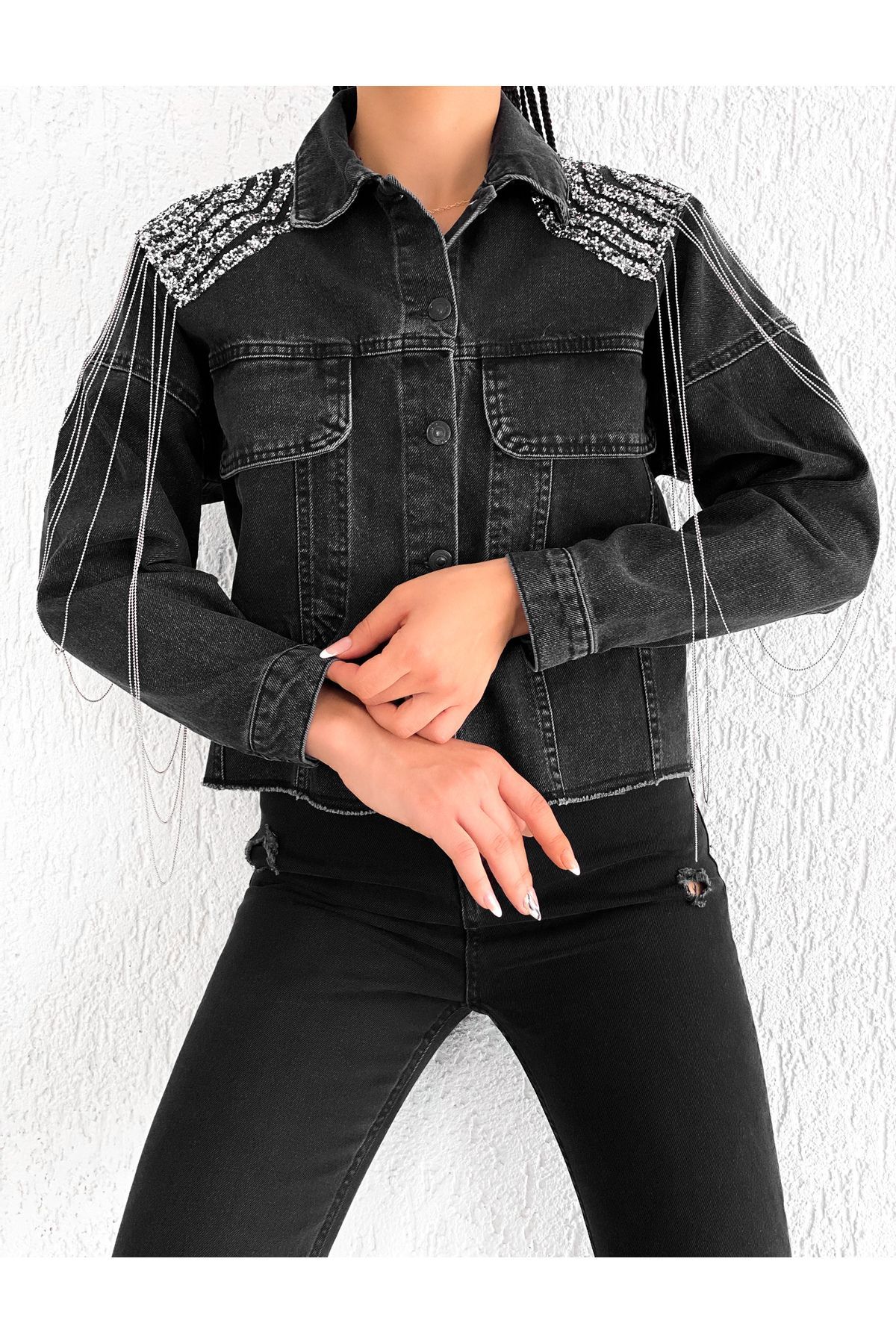 Omuz Apolet ve Zincir Detaylı Oversize Crop Denim Kot Ceket Omuz Apolet ve Zincir Detaylı Oversize Crop Denim Kot Ceket