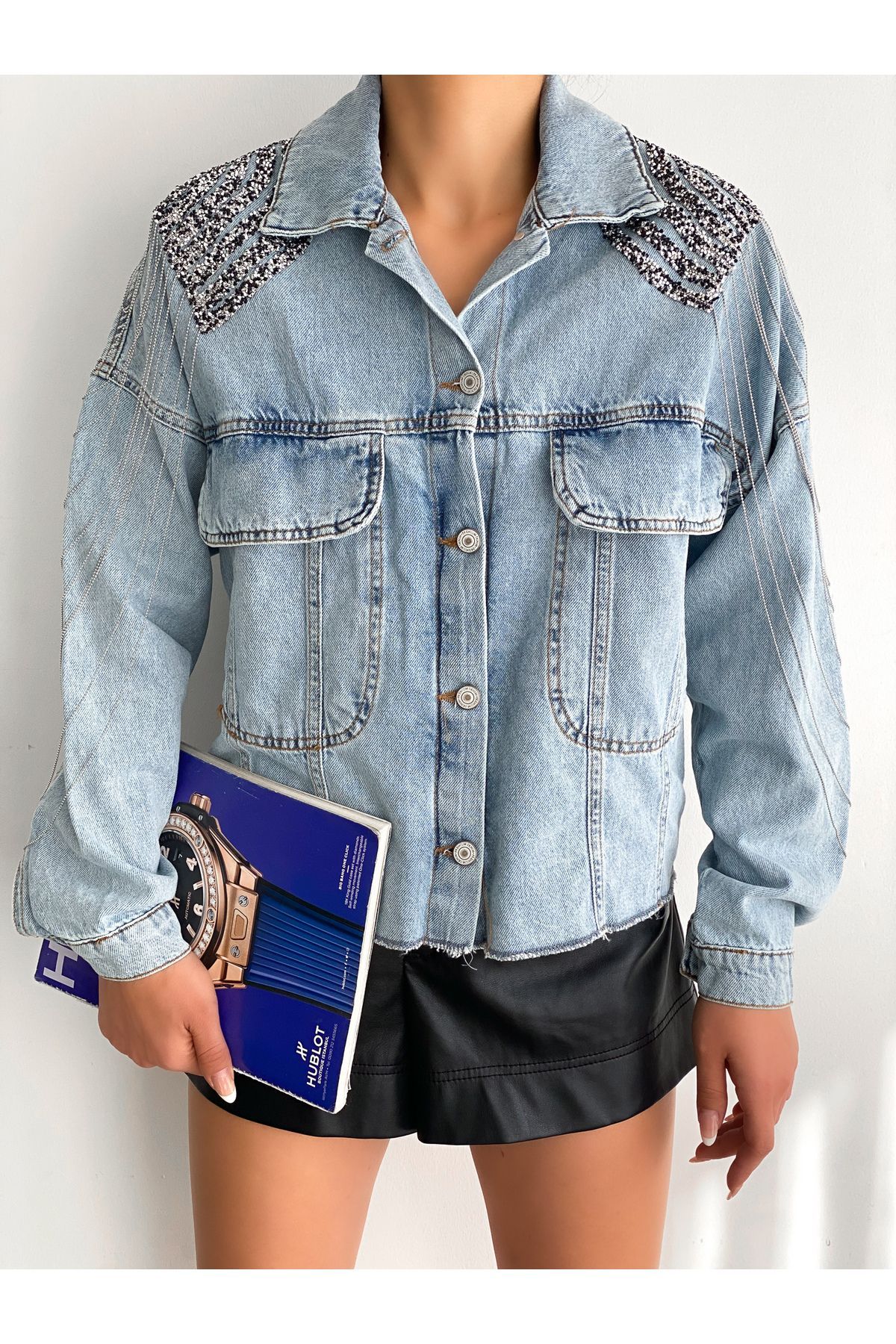 Omuz Apolet ve Zincir Detaylı Oversize Crop Denim Kot Ceket Omuz Apolet ve Zincir Detaylı Oversize Crop Denim Kot Ceket