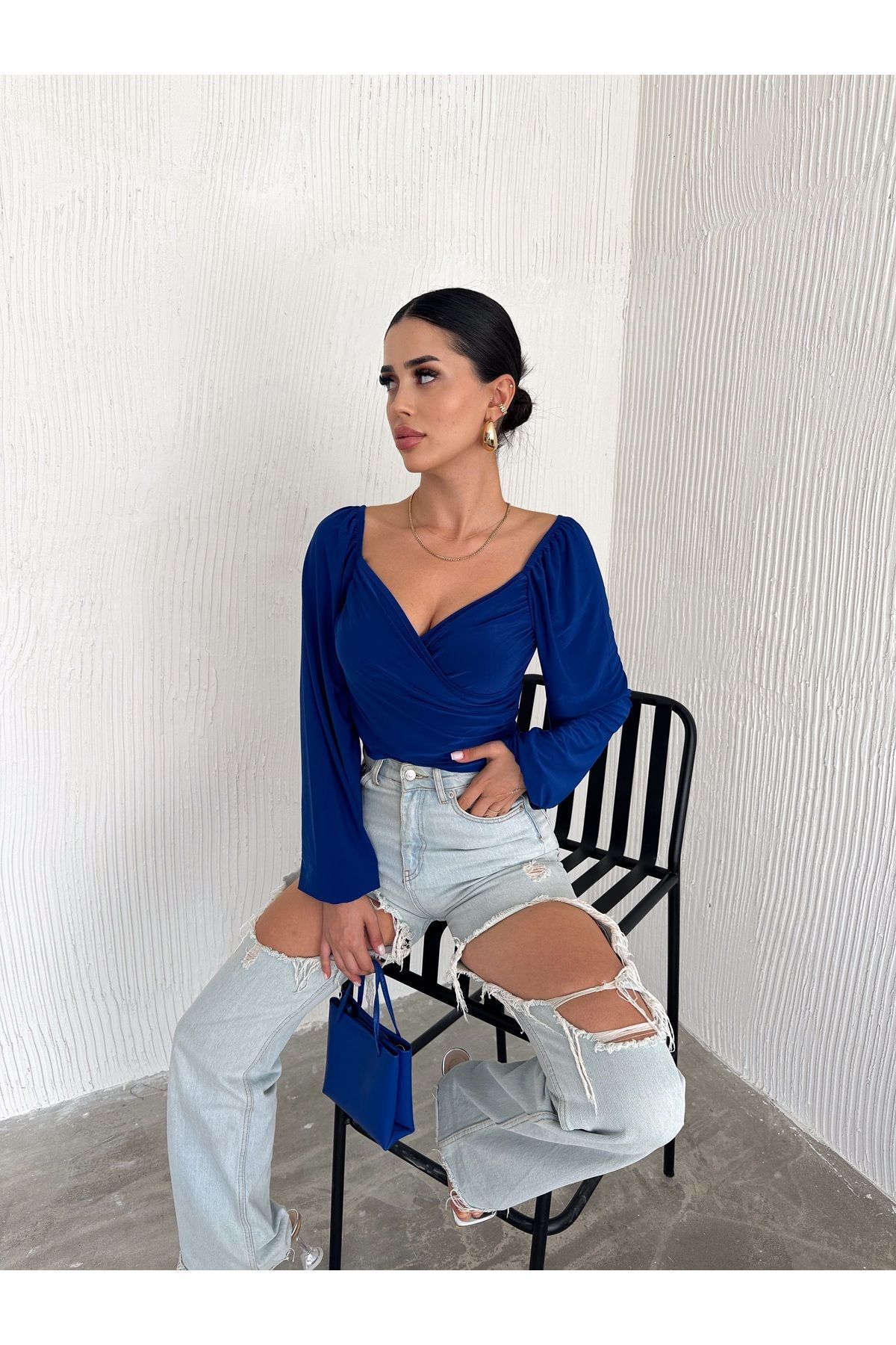 Kadın Saks Uzun Balon Kol Ön Çapraz Büzgülü Sandy Kumaş Crop Bluz Kadın Saks Uzun Balon Kol Ön Çapraz Büzgülü Sandy Kumaş Crop Bluz