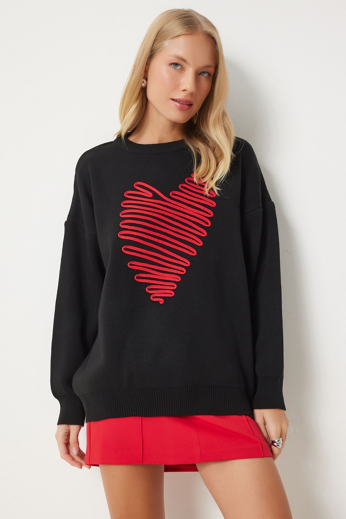 Kalp Nakışlı Oversize Triko Kazak SİYAH LYJ0001 Kalp Nakışlı Oversize Triko Kazak SİYAH LYJ0001