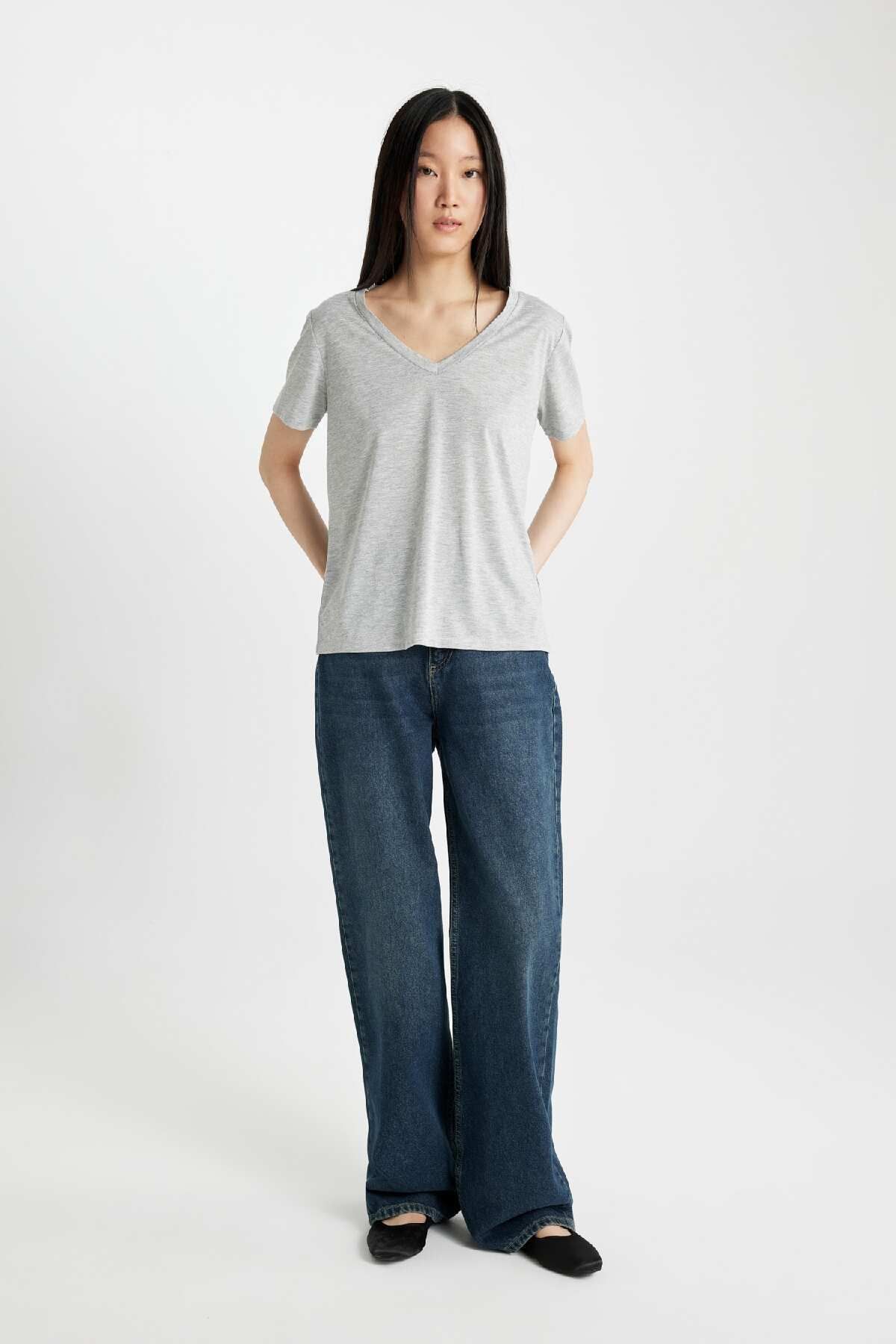 Regular Fit V Yaka Basic Kısa Kollu Tişört W9204AZNS Regular Fit V Yaka Basic Kısa Kollu Tişört W9204AZNS