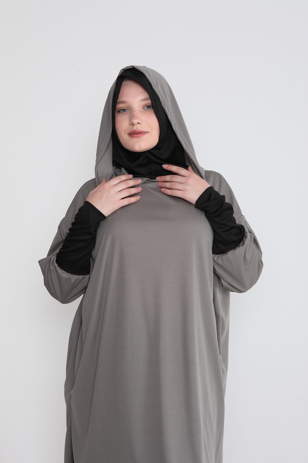 KENDİNDEN TÜRBANLI FERMUARLI KADIN NAMAZ ELBİSESİ KENDİNDEN TÜRBANLI FERMUARLI KADIN NAMAZ ELBİSESİ