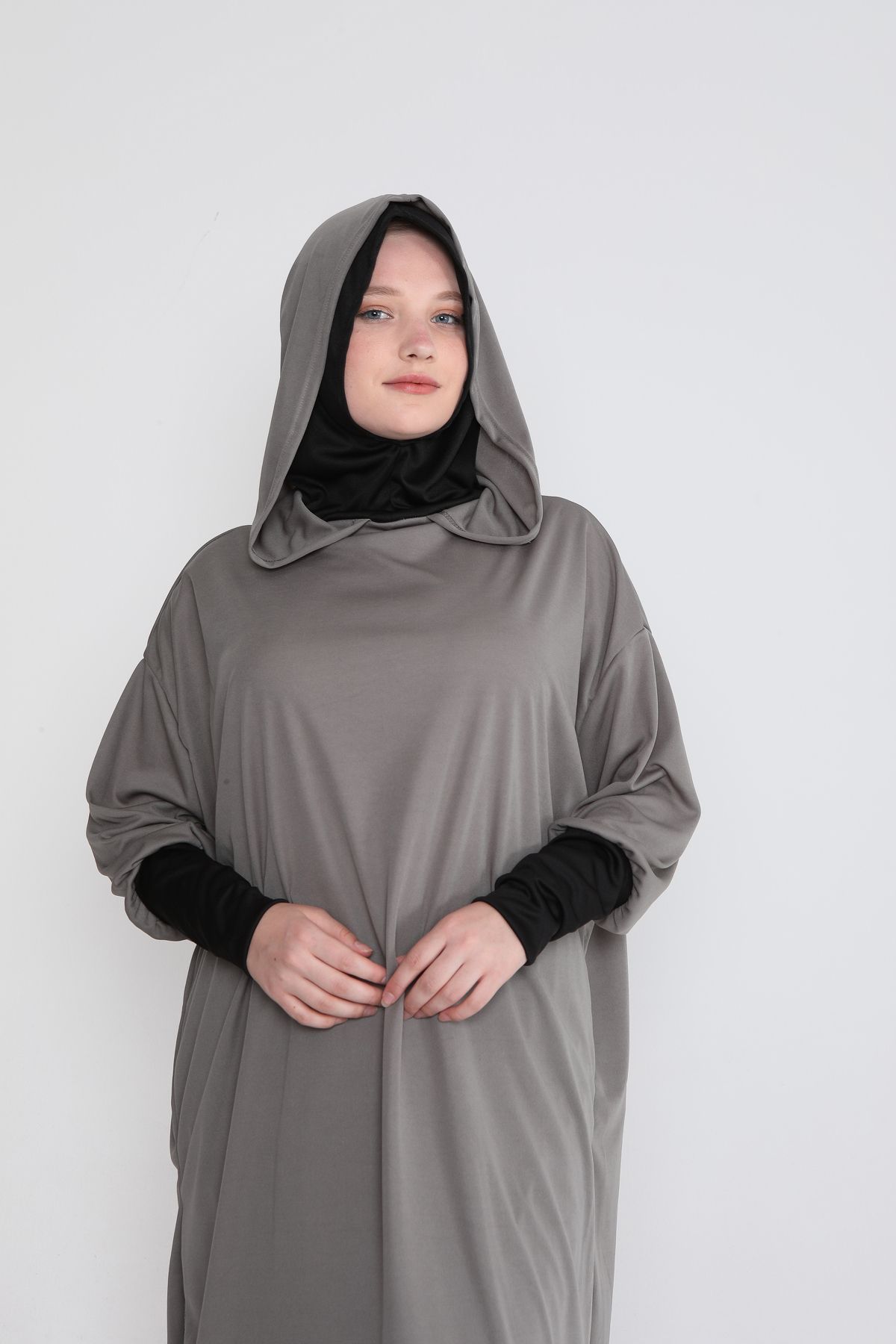 KENDİNDEN TÜRBANLI FERMUARLI KADIN NAMAZ ELBİSESİ KENDİNDEN TÜRBANLI FERMUARLI KADIN NAMAZ ELBİSESİ