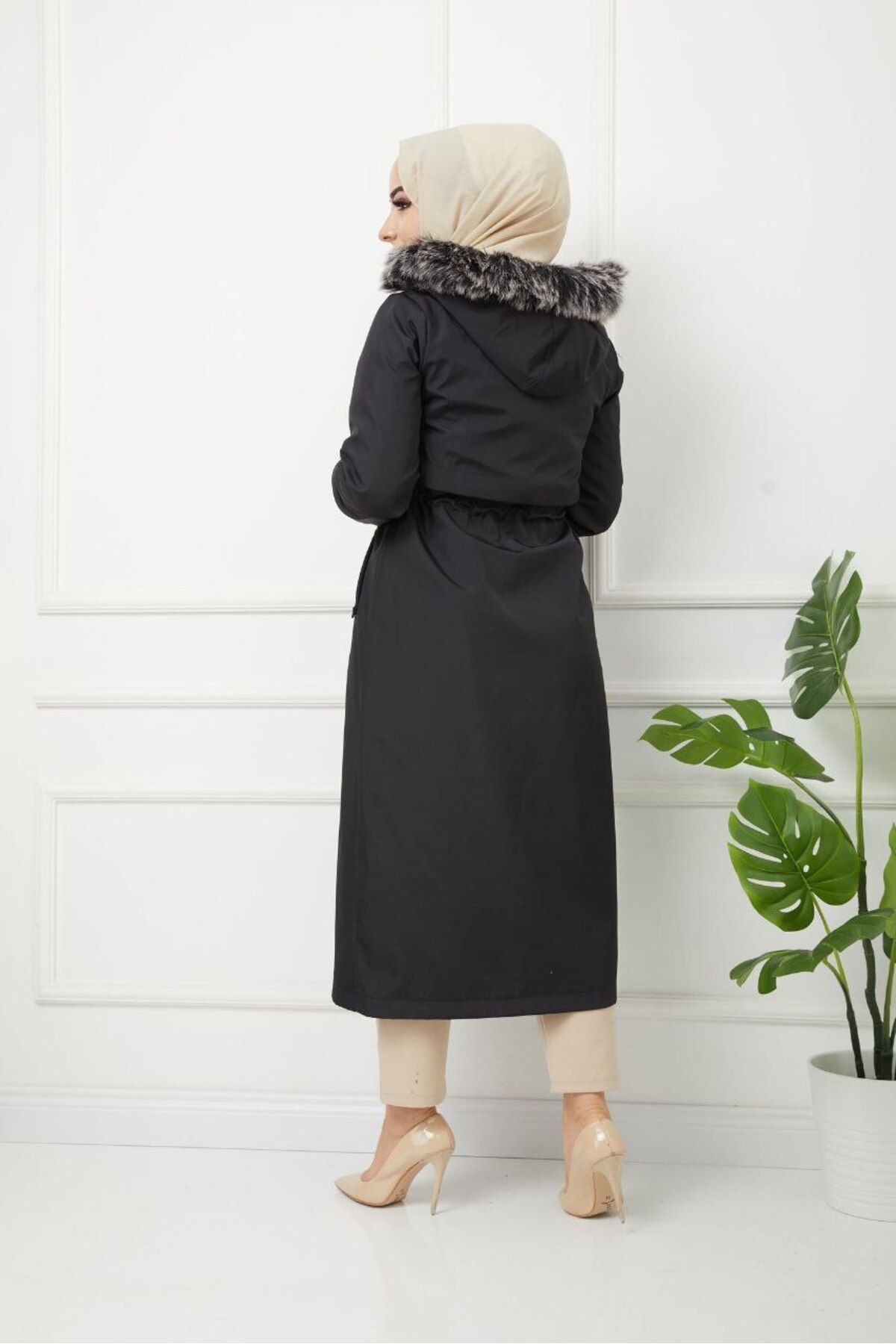 Siyah Kapüşonlu Içi Kürklü Büzgülü Bondik Mont Siyah Kapüşonlu Içi Kürklü Büzgülü Bondik Mont