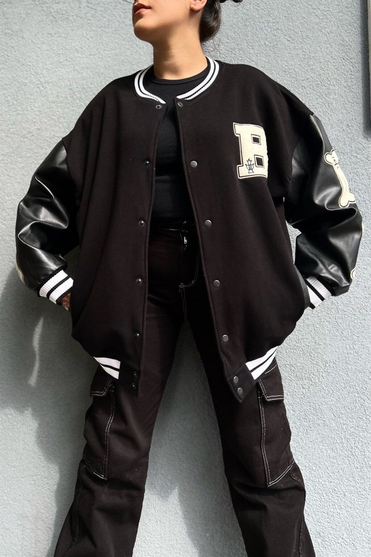 Unisex B Bone Nakışlı Oversize Kolej Ceket Unisex B Bone Nakışlı Oversize Kolej Ceket