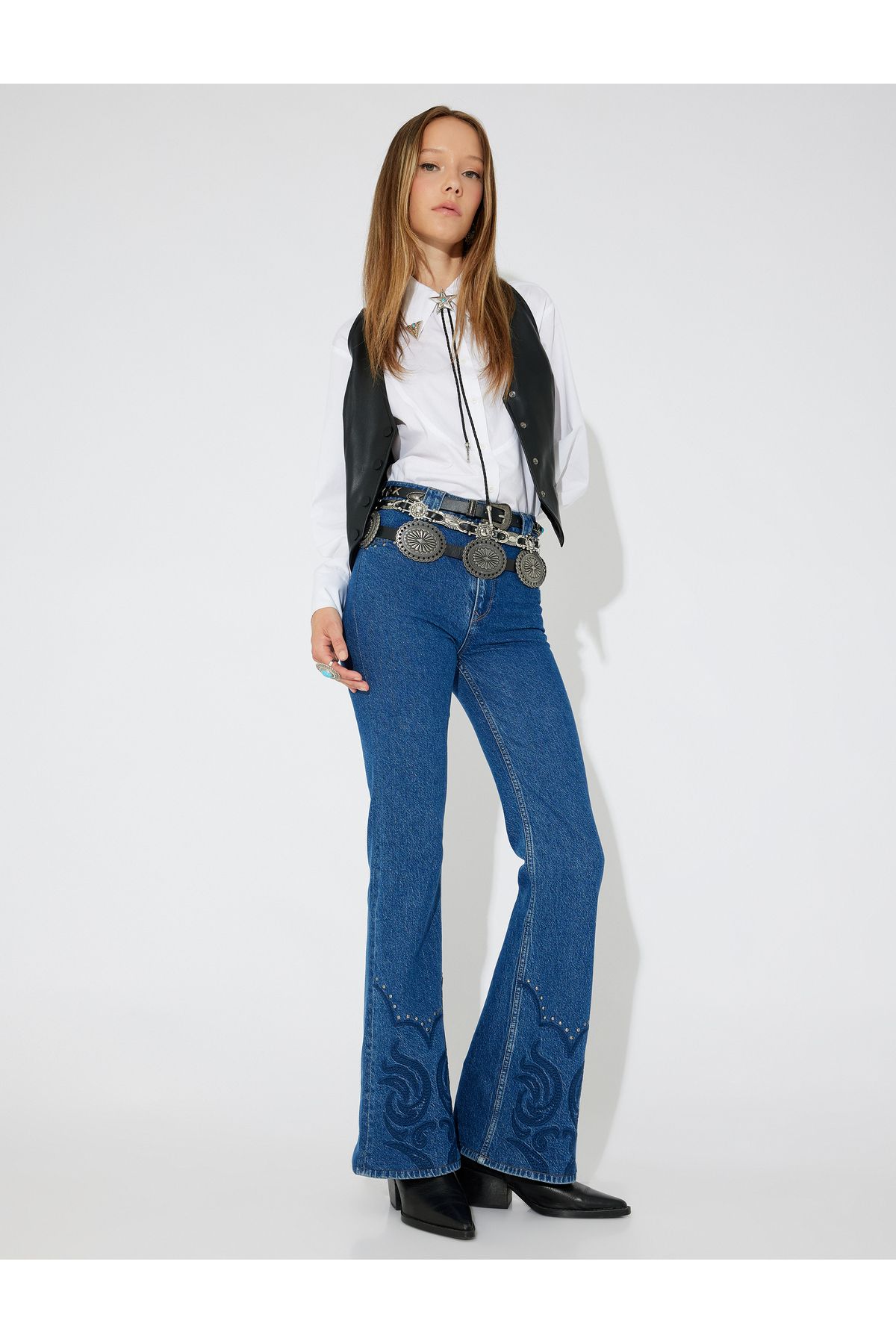 X Zeynep Bastık - Nakışlı Ispanyol Paça Kot Pantolon Boncuk Işlemeli - Flare Jeans X Zeynep Bastık - Nakışlı Ispanyol Paça Kot Pantolon Boncuk Işlemeli - Flare Jeans