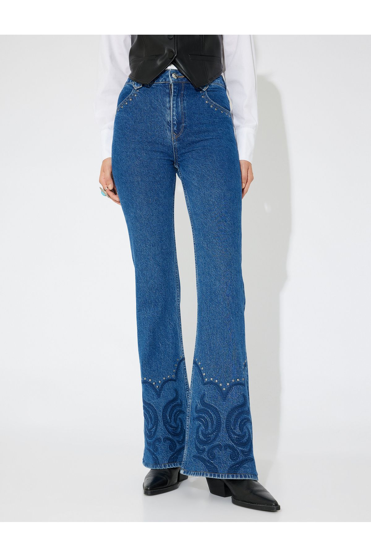 X Zeynep Bastık - Nakışlı Ispanyol Paça Kot Pantolon Boncuk Işlemeli - Flare Jeans X Zeynep Bastık - Nakışlı Ispanyol Paça Kot Pantolon Boncuk Işlemeli - Flare Jeans