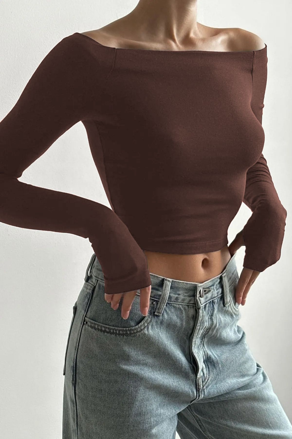 WFT2977B Parmak Detaylı Kahverengi Madonna Yaka bluz WFT2977B Parmak Detaylı Kahverengi Madonna Yaka bluz