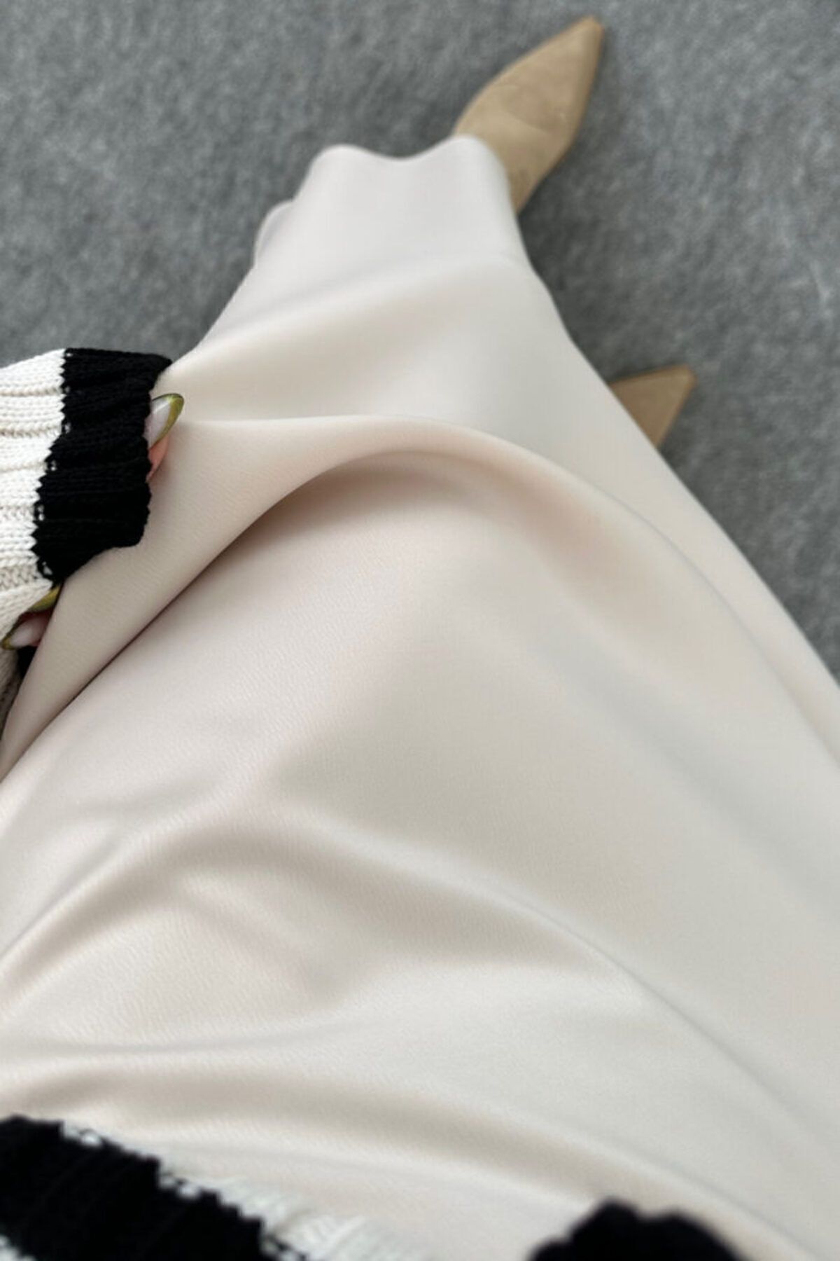 Taş Saten Kumaş Beli Lastikli Uzun Çan Etek 96 Cm Taş Saten Kumaş Beli Lastikli Uzun Çan Etek 96 Cm