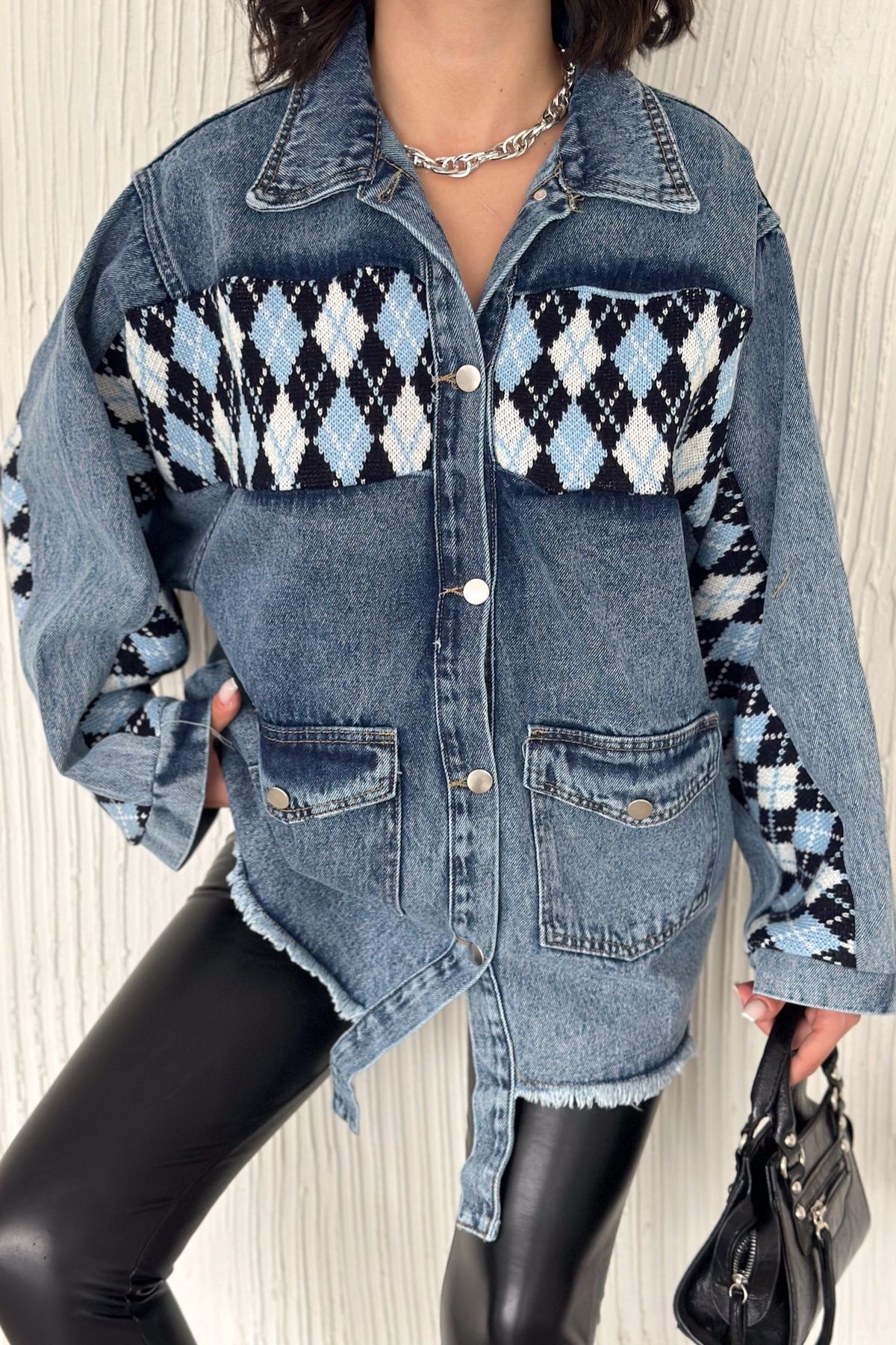 Kadın Triko Detaylı Altı Püsküllü Cepli Oversize Kot Ceket Kadın Triko Detaylı Altı Püsküllü Cepli Oversize Kot Ceket