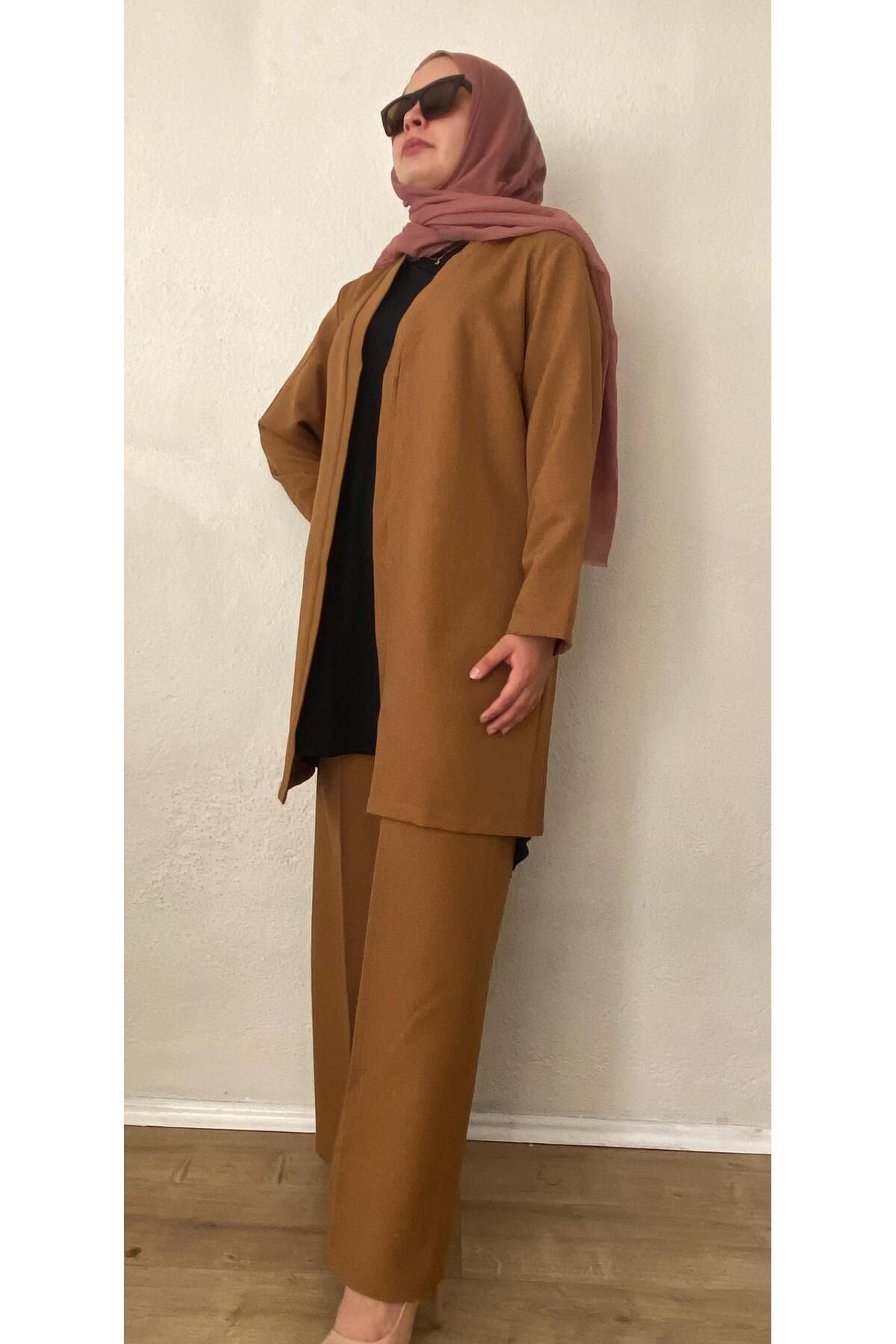 Mevsimlik kumaş 2 parça takım Önü bantlı ceket ve Bol paça pantalon Mevsimlik kumaş 2 parça takım Önü bantlı ceket ve Bol paça pantalon
