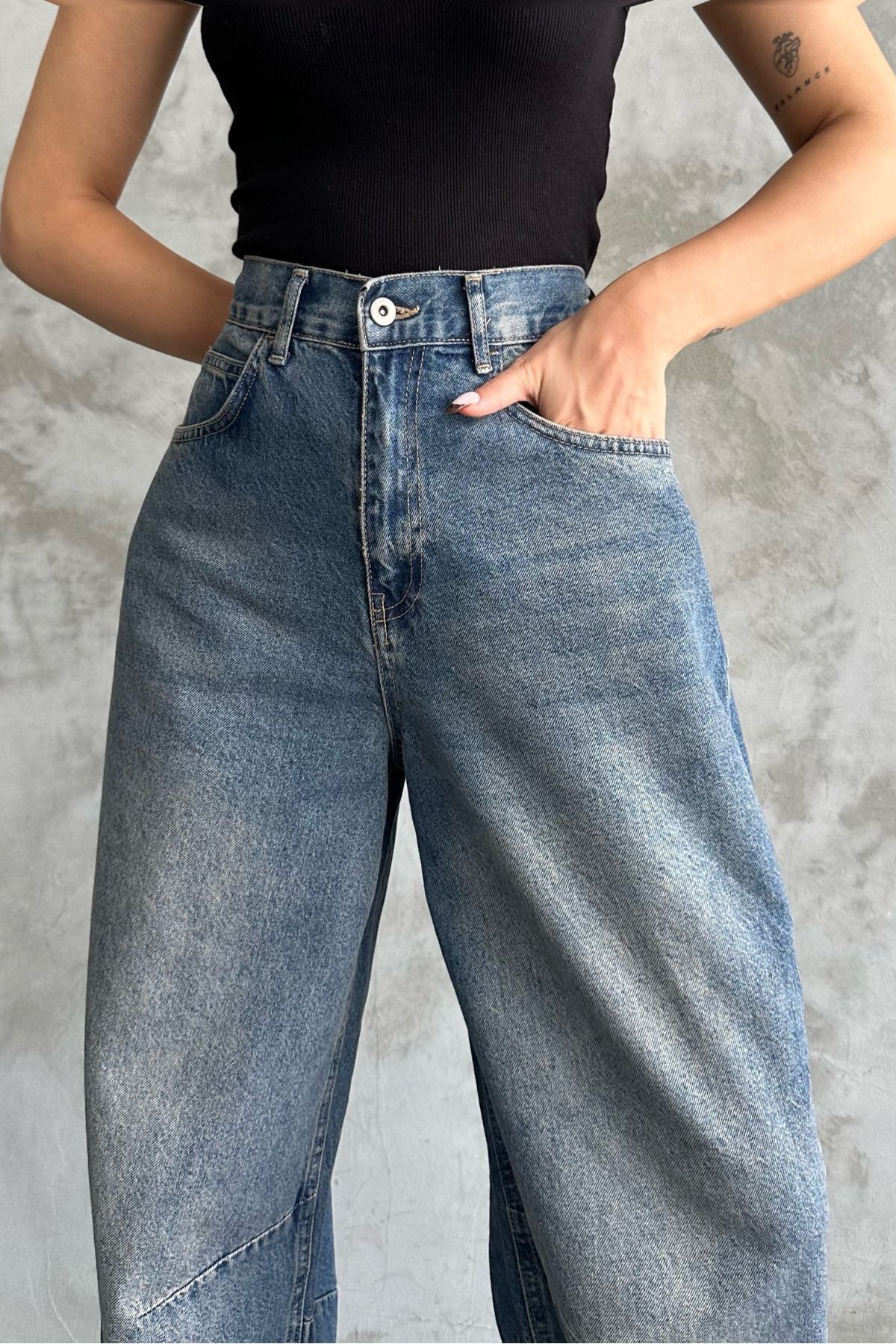 Toka Detaylı Bol Kesim Geniş Paça Rahat Baggy Jean Pantolon Toka Detaylı Bol Kesim Geniş Paça Rahat Baggy Jean Pantolon