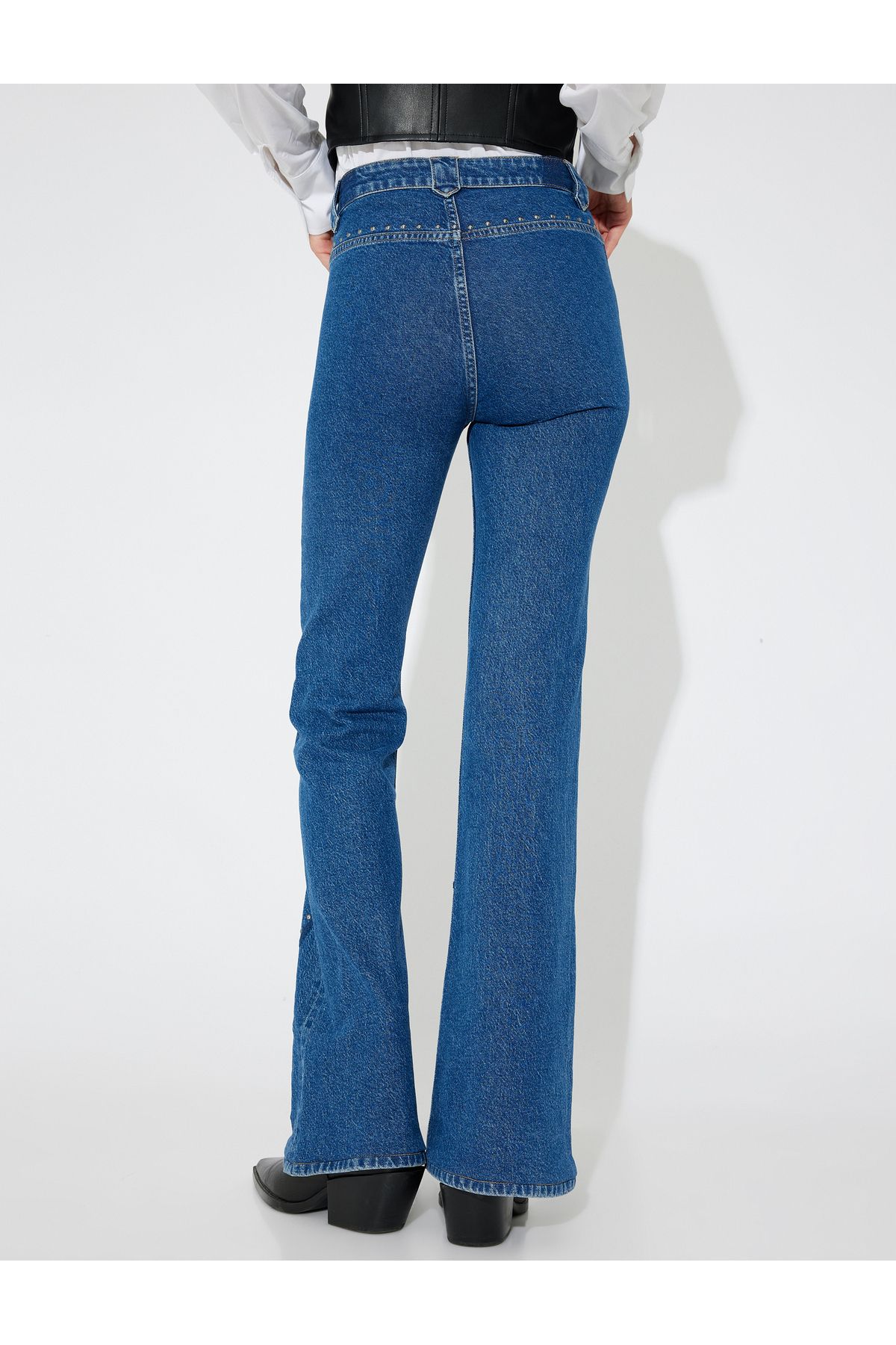 X Zeynep Bastık - Nakışlı Ispanyol Paça Kot Pantolon Boncuk Işlemeli - Flare Jeans X Zeynep Bastık - Nakışlı Ispanyol Paça Kot Pantolon Boncuk Işlemeli - Flare Jeans