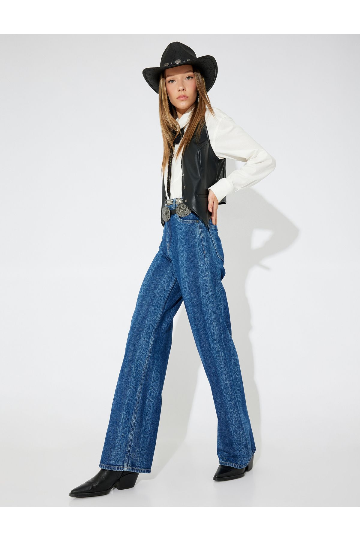 X Zeynep Bastık - Yılan Derisi Desenli Standart Bel Geniş Paça Kot Pantolon X Zeynep Bastık - Yılan Derisi Desenli Standart Bel Geniş Paça Kot Pantolon