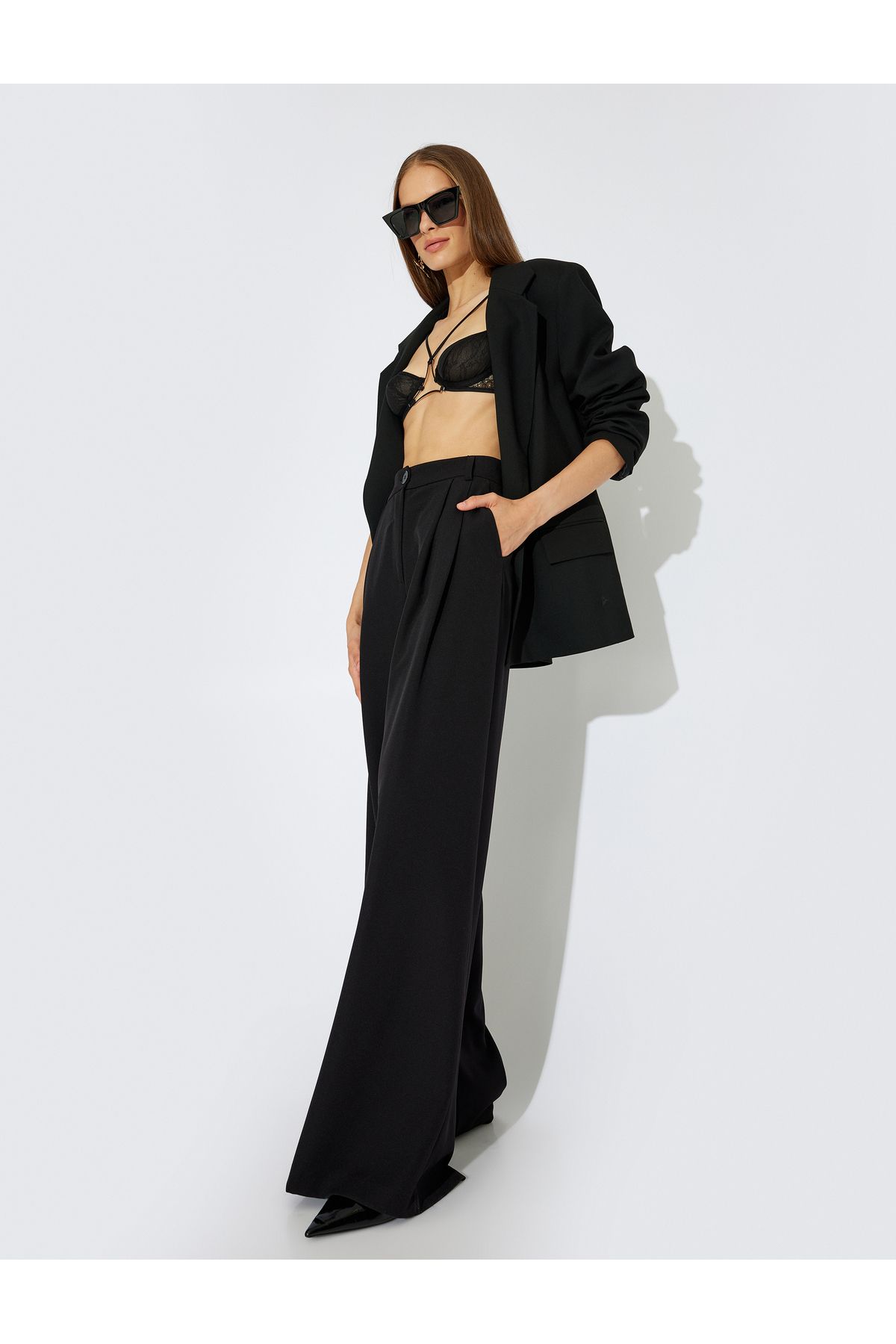 X Zeynep Bastık - Cepli Pile Detaylı Geniş Paça Kumaş Pantolon X Zeynep Bastık - Cepli Pile Detaylı Geniş Paça Kumaş Pantolon
