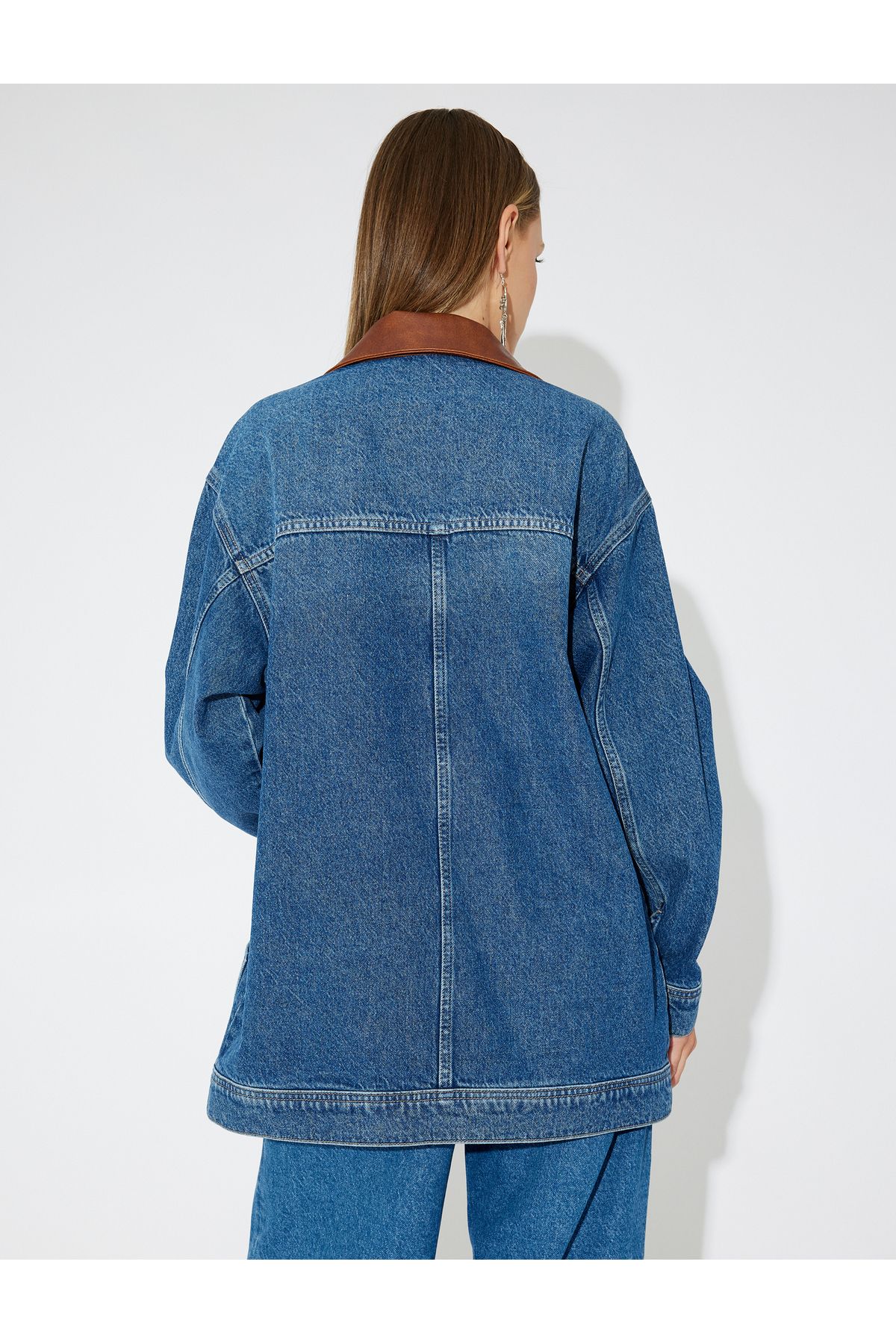 X Zeynep Bastık - Oversize Uzun Kot Ceket Suni Deri Yaka Detaylı Cepli X Zeynep Bastık - Oversize Uzun Kot Ceket Suni Deri Yaka Detaylı Cepli