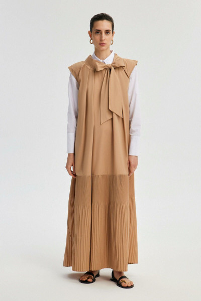 YAKASI BAĞLAMALI PİLİSELİ ELBİSE YAKASI BAĞLAMALI PİLİSELİ ELBİSE