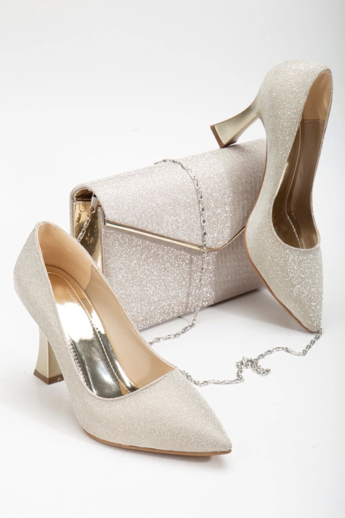 Kadın Şık TARZ 9 cm Özel Üretim Kalın Topuklu Stiletto ve Çanta Takımı Altın Kadın Şık TARZ 9 cm Özel Üretim Kalın Topuklu Stiletto ve Çanta Takımı Altın