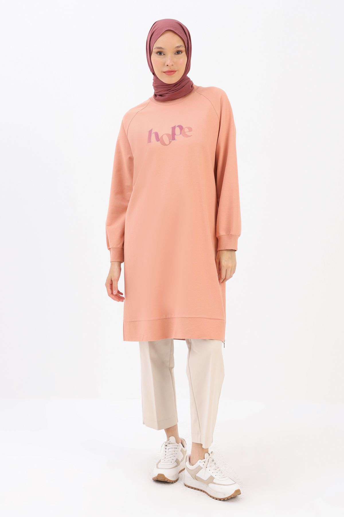 Somon Nakışlı Fermuar Detaylı Reglan Kol Sweat Tunik Somon Nakışlı Fermuar Detaylı Reglan Kol Sweat Tunik