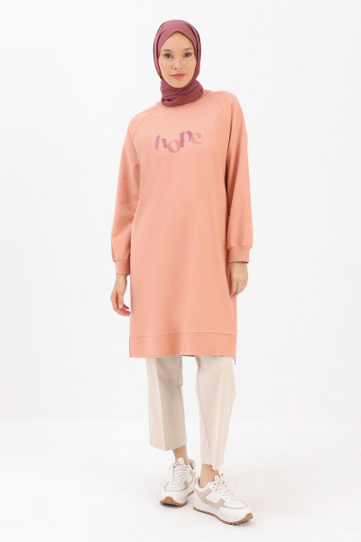 Somon Nakışlı Fermuar Detaylı Reglan Kol Sweat Tunik Somon Nakışlı Fermuar Detaylı Reglan Kol Sweat Tunik