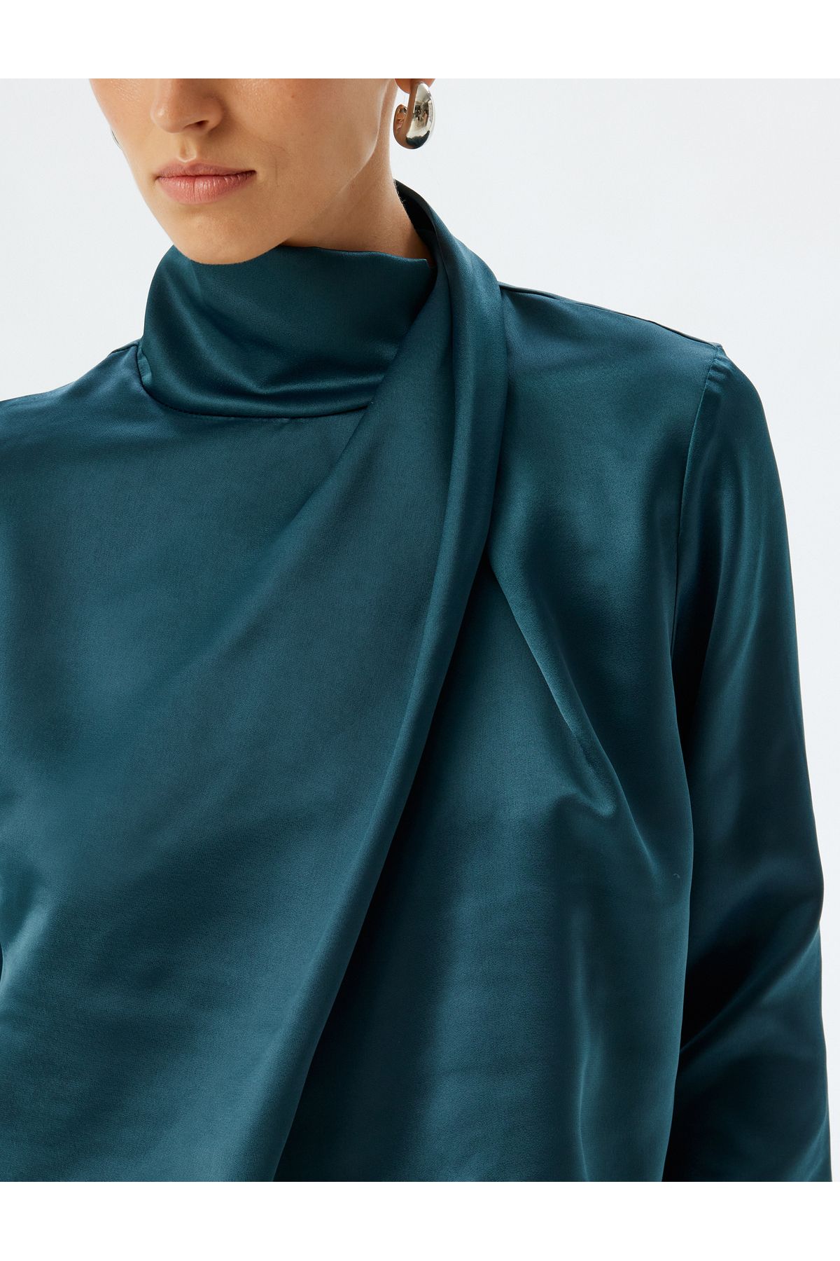 Saten Bluz Asimetrik Dik Yaka Drape Detaylı Uzun Kollu Saten Bluz Asimetrik Dik Yaka Drape Detaylı Uzun Kollu