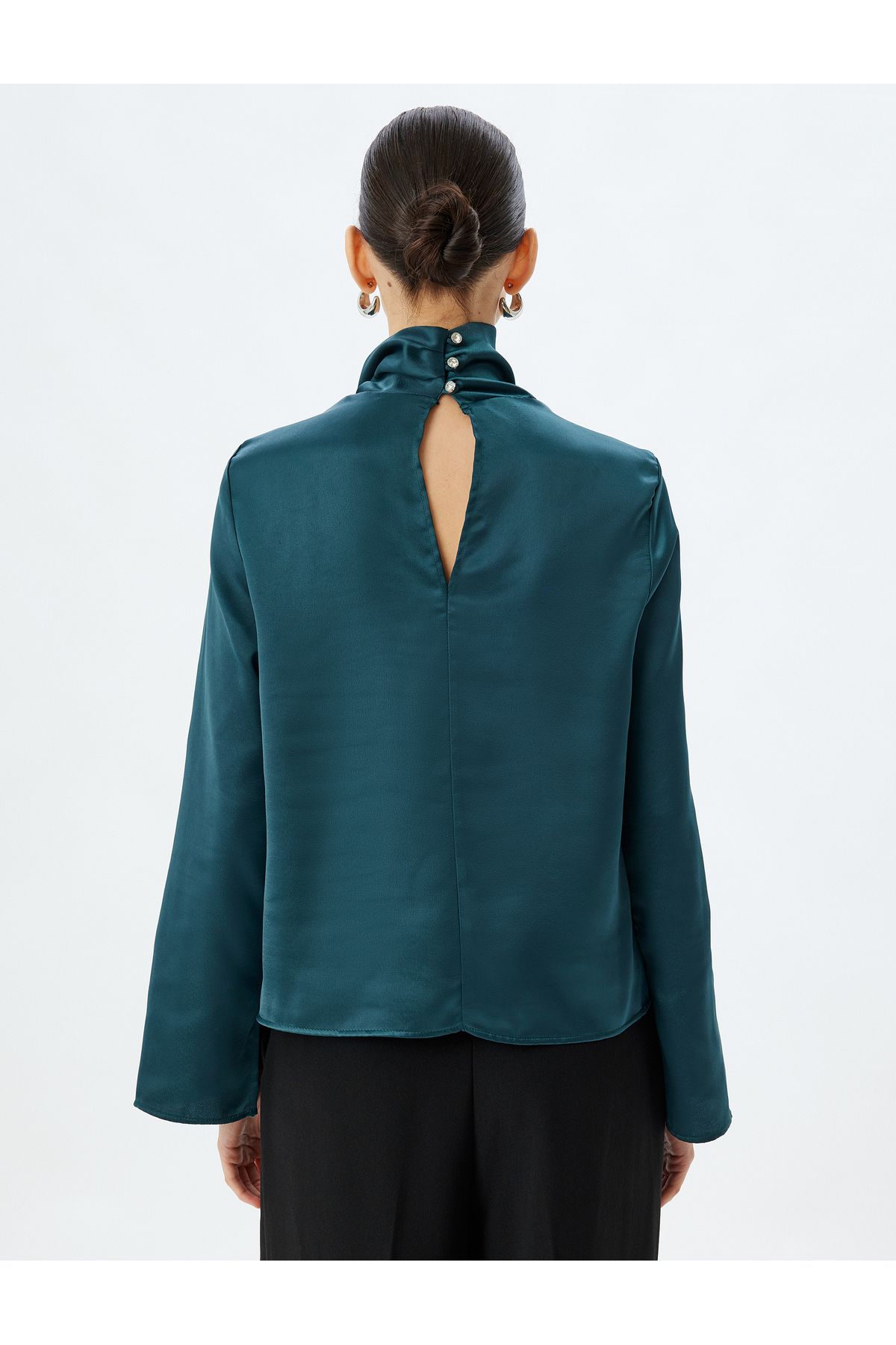 Saten Bluz Asimetrik Dik Yaka Drape Detaylı Uzun Kollu Saten Bluz Asimetrik Dik Yaka Drape Detaylı Uzun Kollu