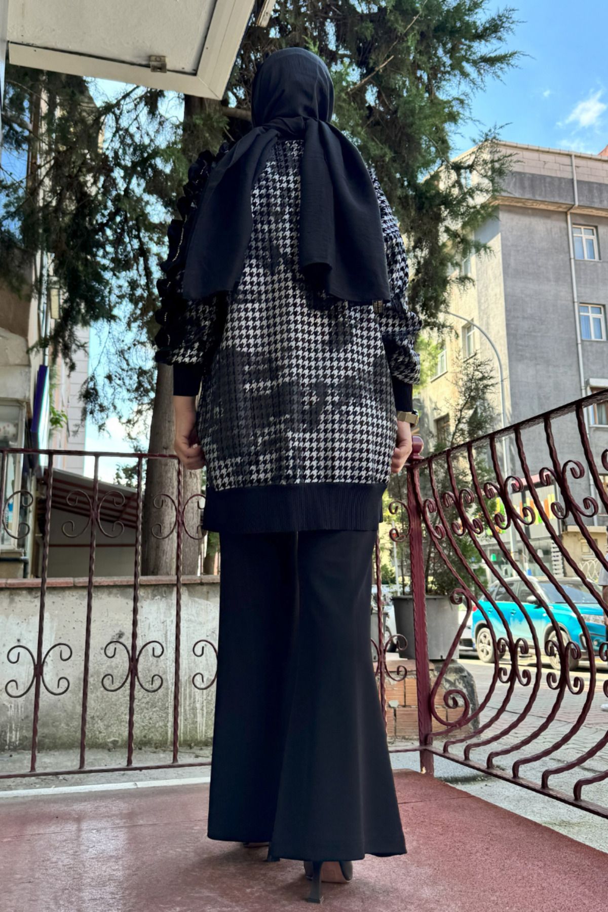 Kazayağı ve Fırfır Detaylı Tunik Siyah 5KÖRTNK4795 Kazayağı ve Fırfır Detaylı Tunik Siyah 5KÖRTNK4795