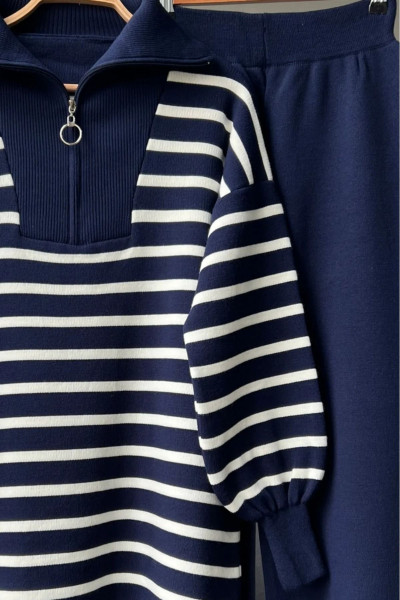 Yaka Fermuarlı Çizgili Triko Takım ( Standart Beden) Yaka Fermuarlı Çizgili Triko Takım ( Standart Beden)