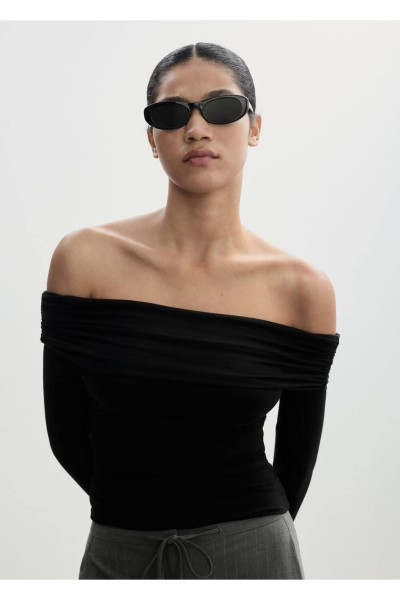 Omuzları açık tişört Omuzları açık tişört