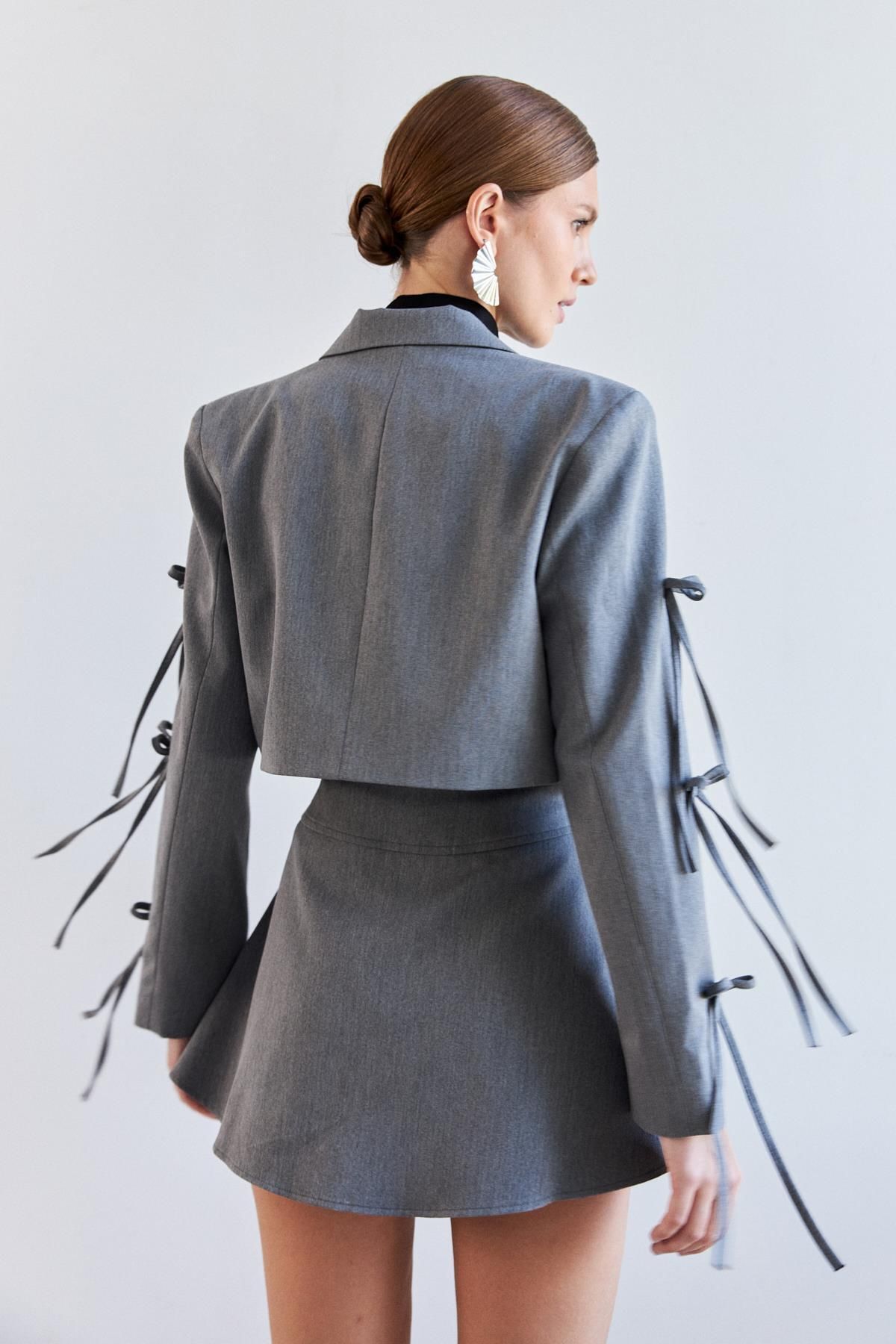 Vatkalı Crop Kurdele Detaylı Gri Kadın Blazer Ceket Vatkalı Crop Kurdele Detaylı Gri Kadın Blazer Ceket